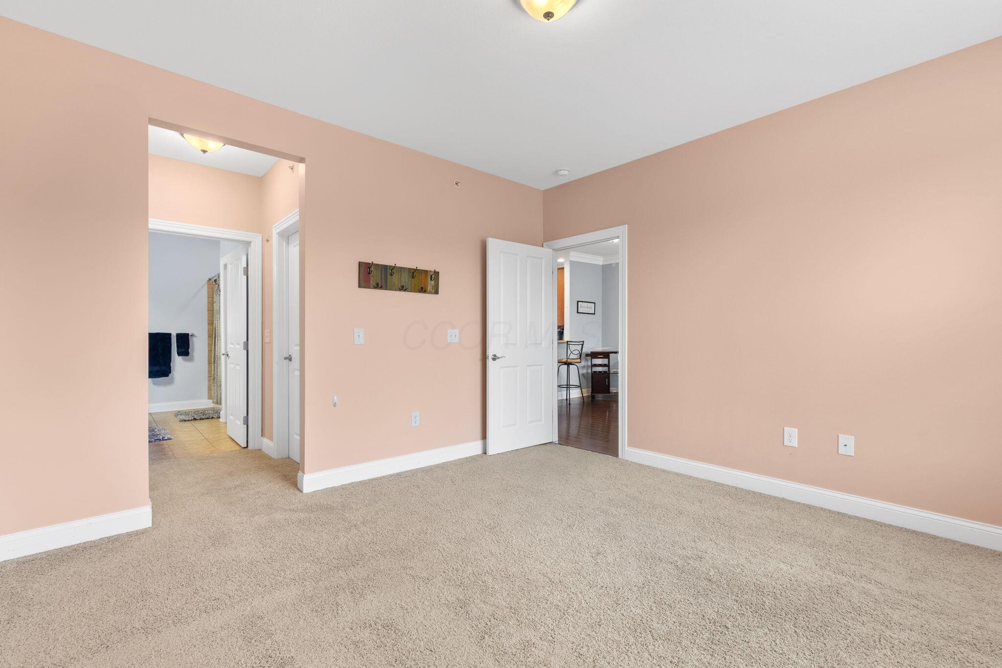 925 Ingleside Avenue, 213