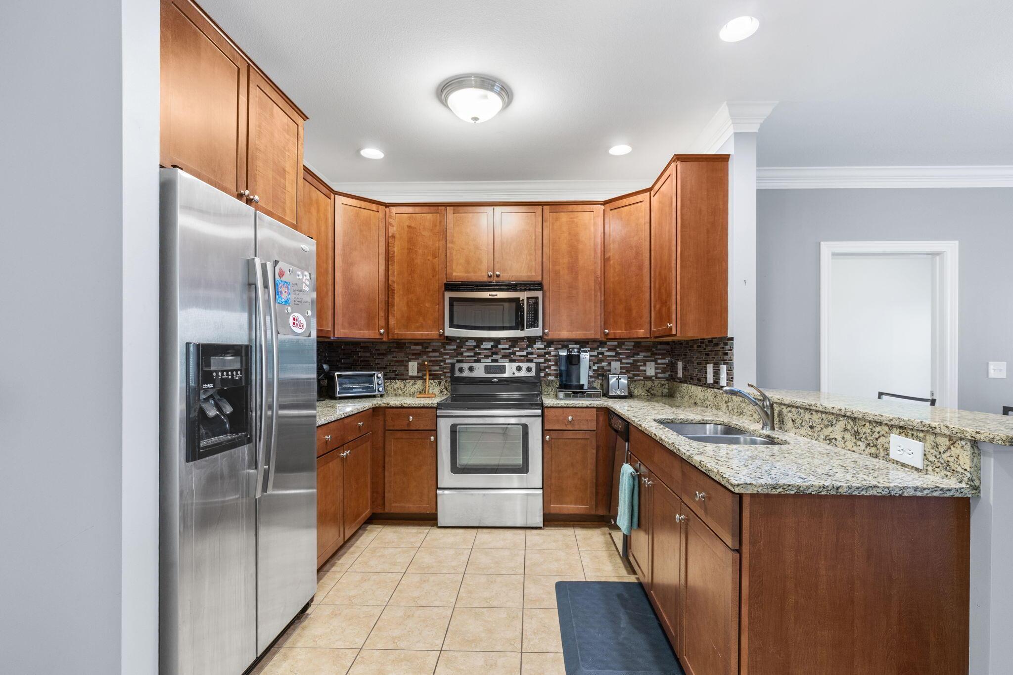 925 Ingleside Avenue, 213