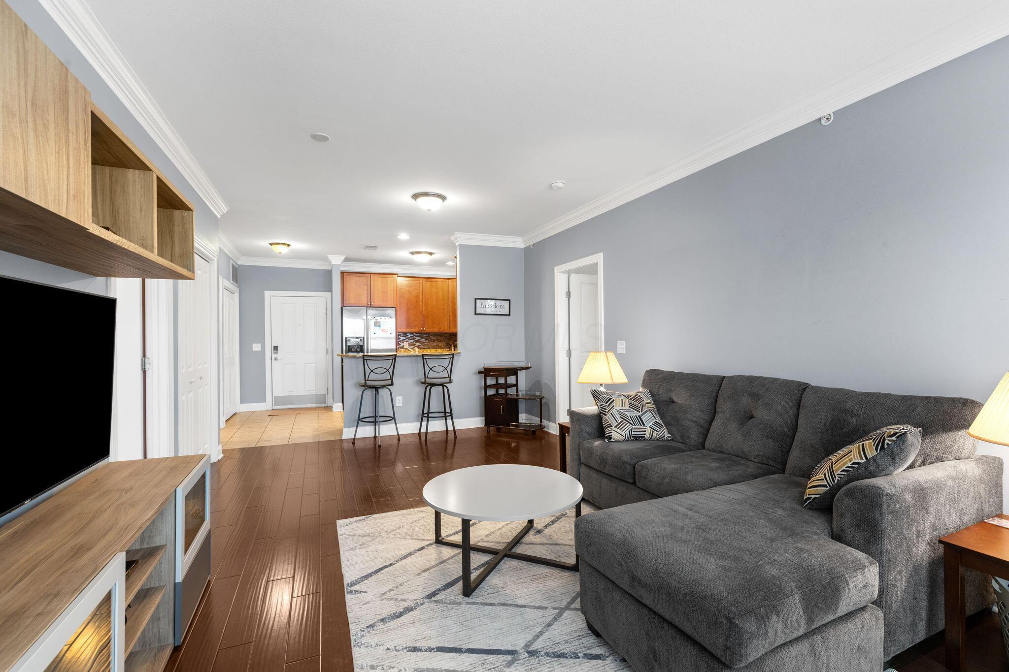925 Ingleside Avenue, 213