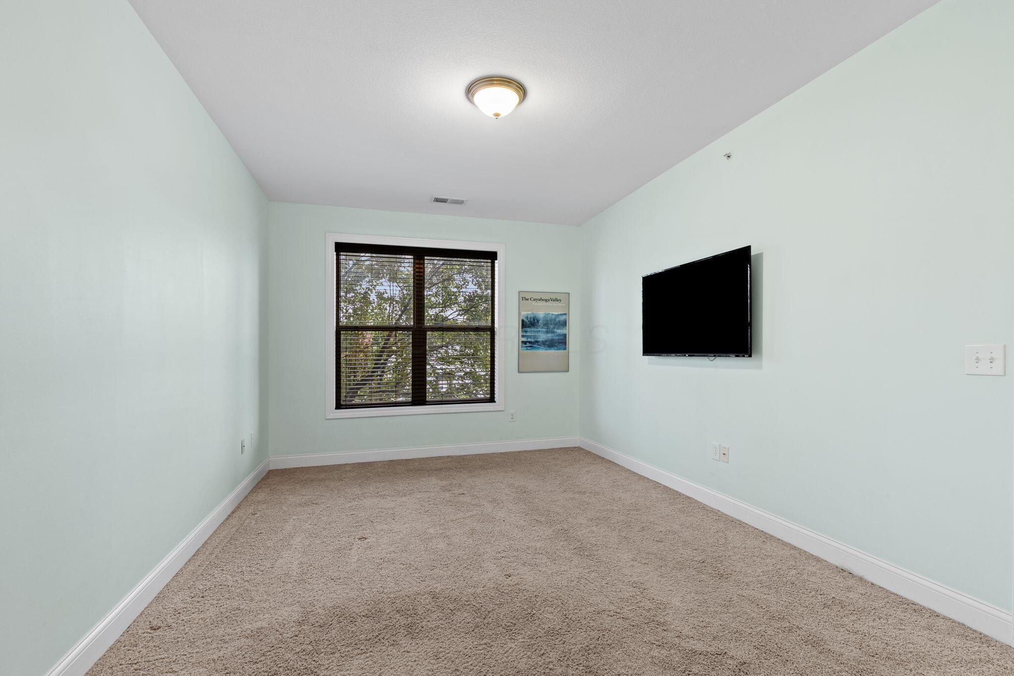 925 Ingleside Avenue, 213