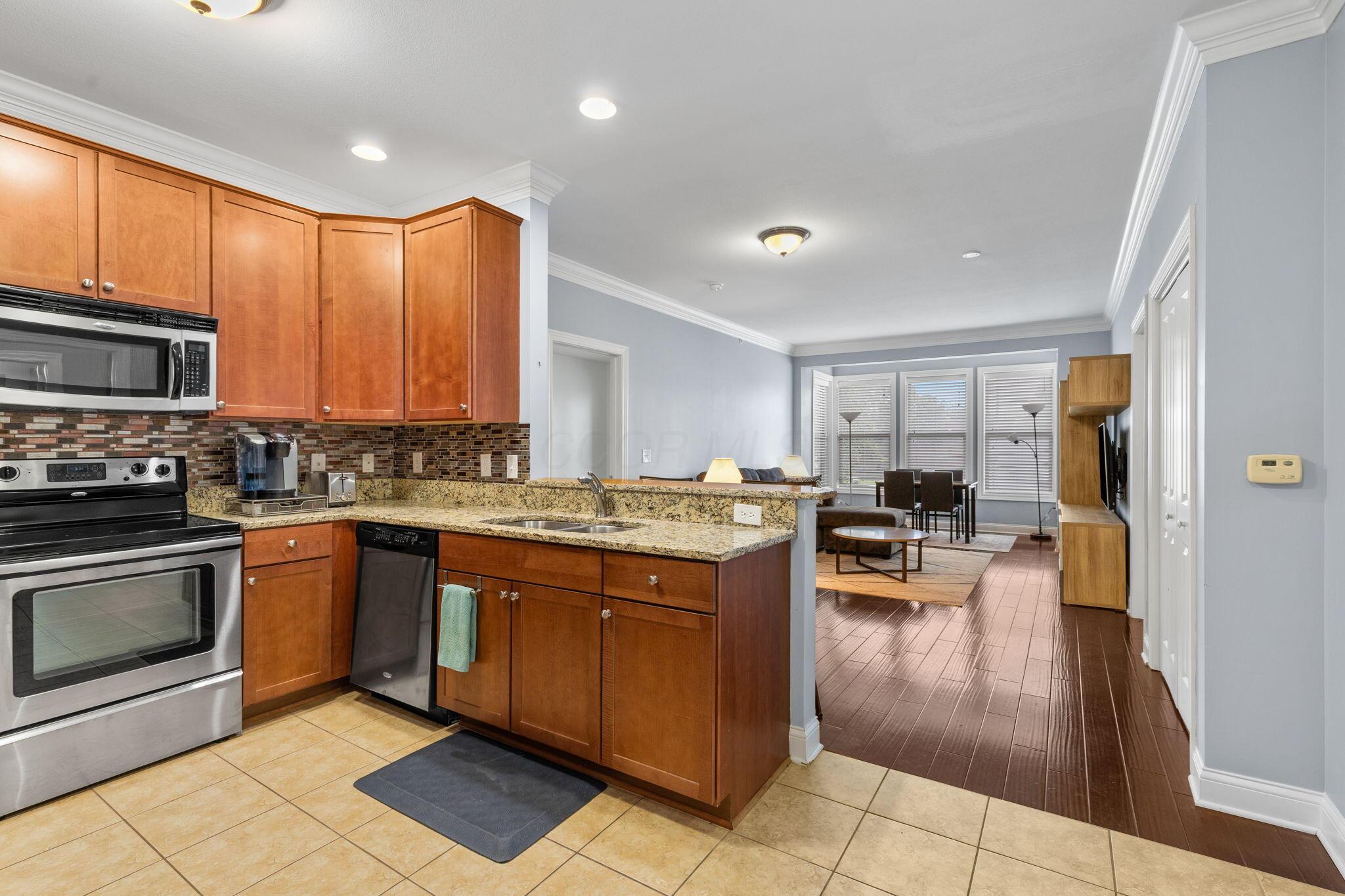 925 Ingleside Avenue, 213