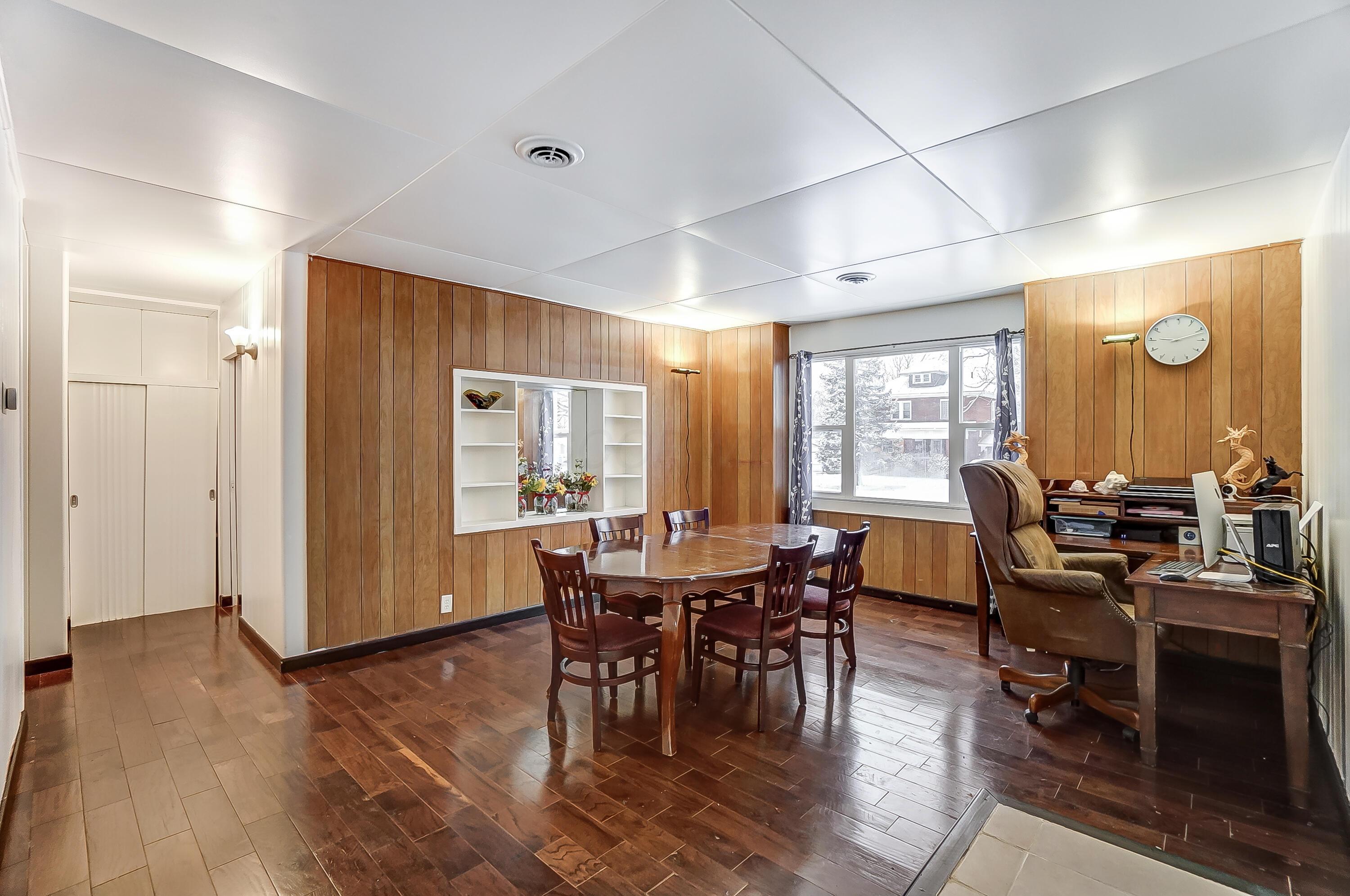 1919 Oakland Parkway