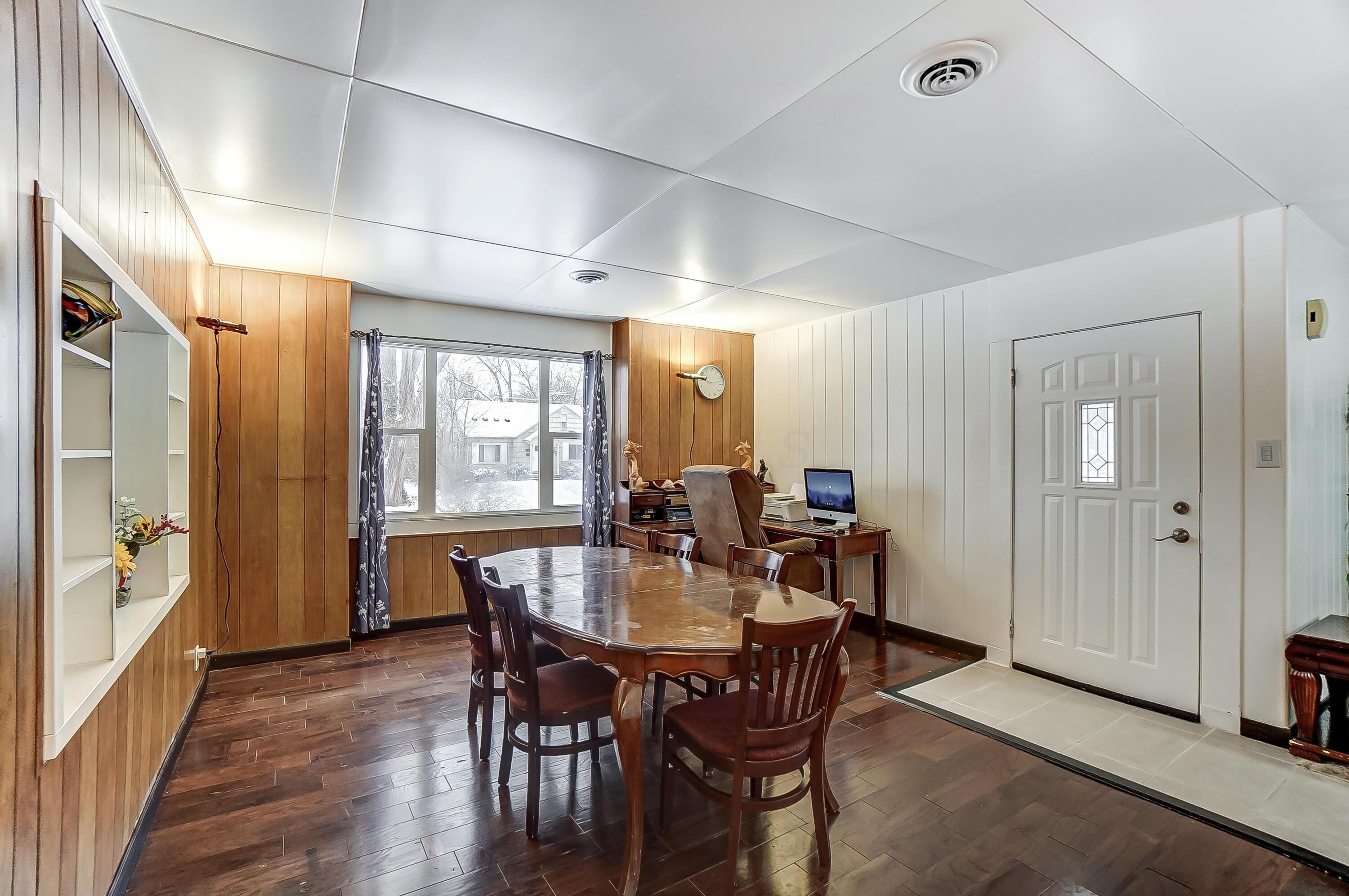 1919 Oakland Parkway