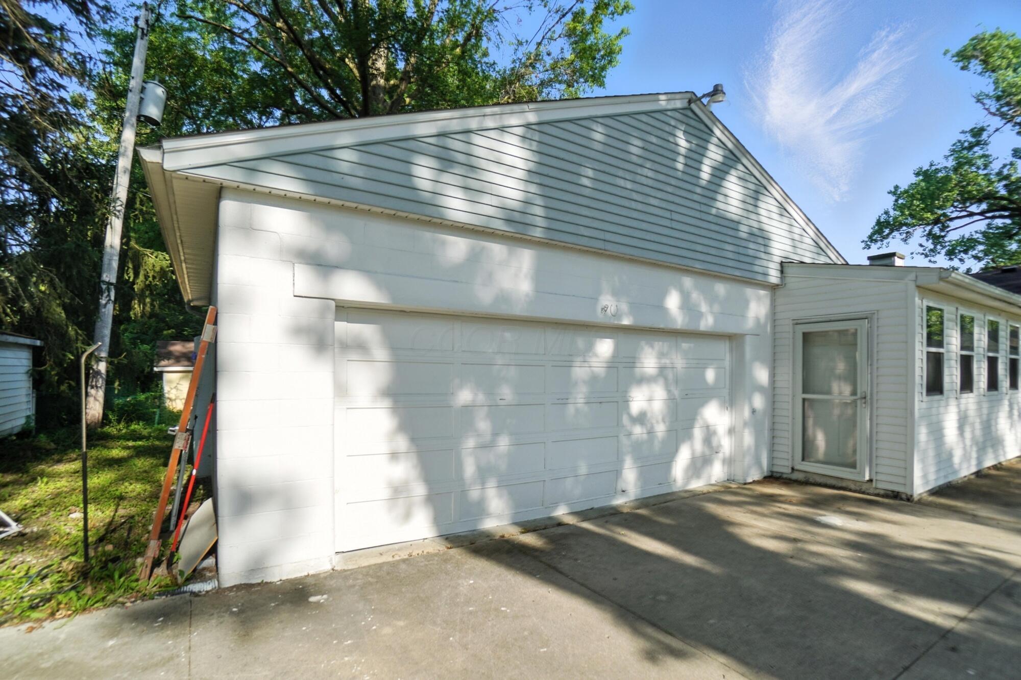 1919 Oakland Parkway