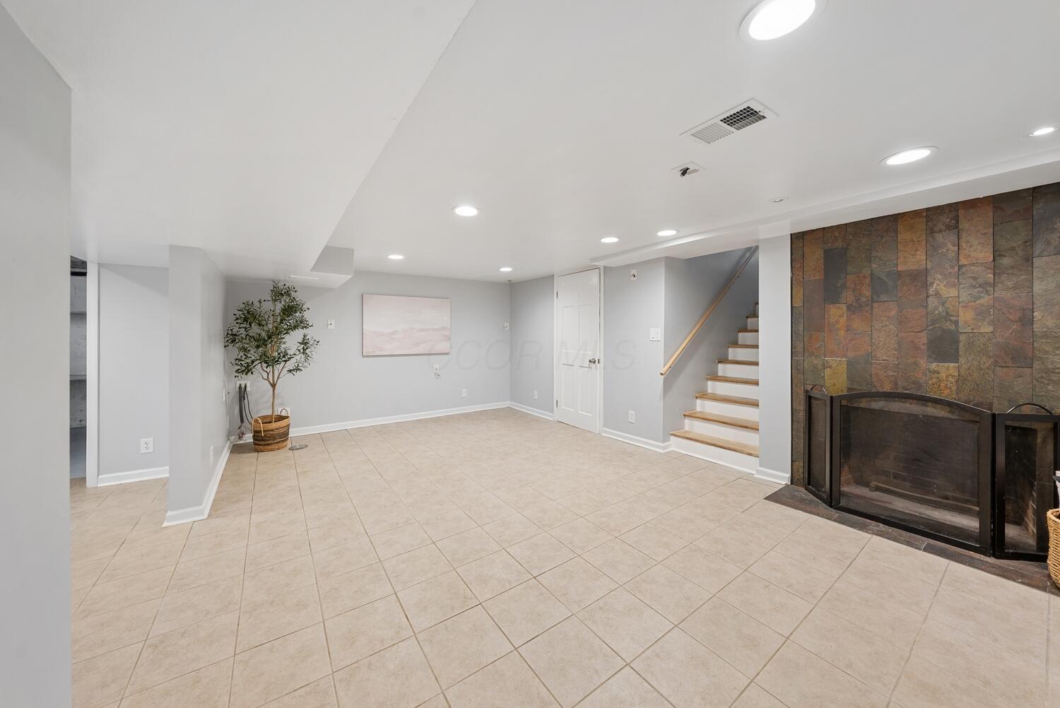 122 W Henderson Road
