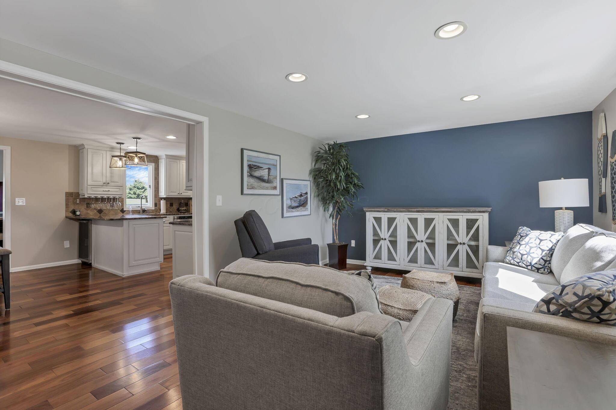 541 Lakeshore Drive E