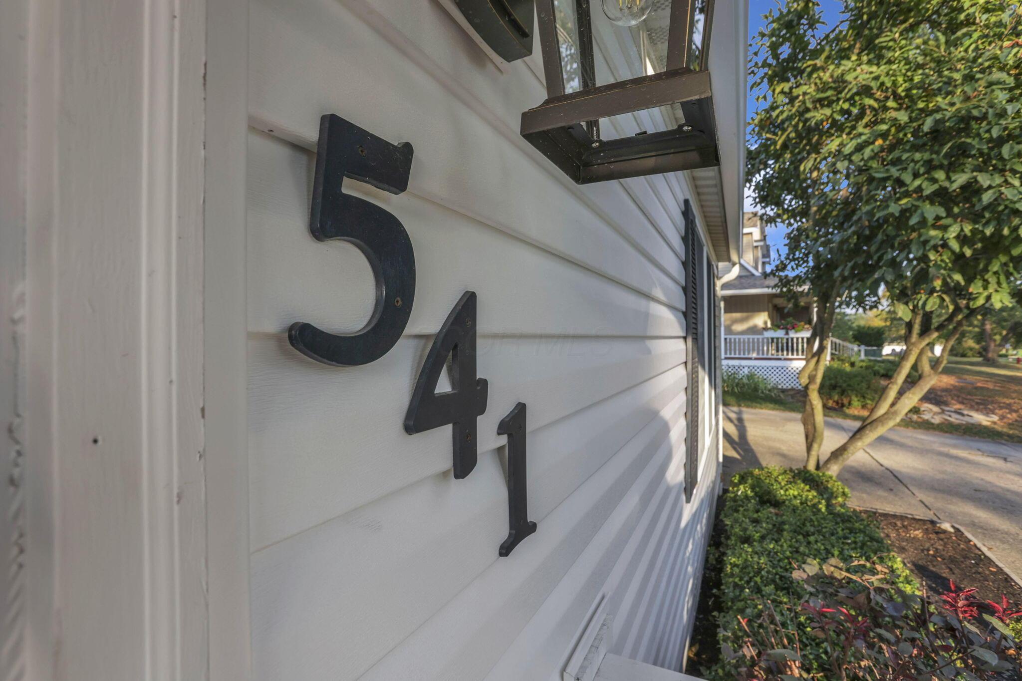 541 Lakeshore Drive E