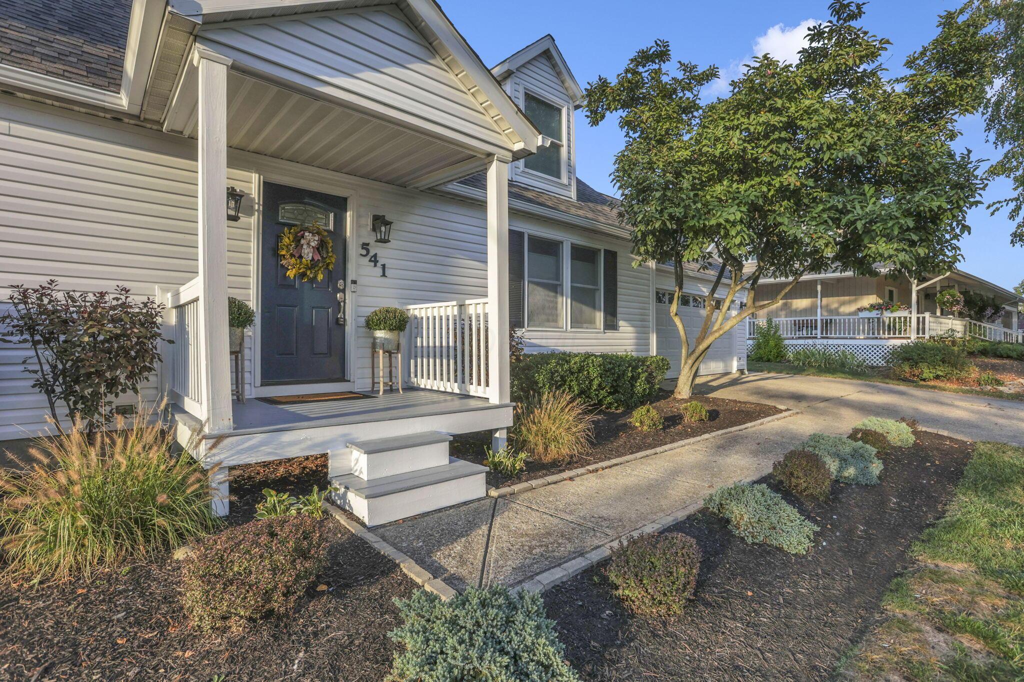 541 Lakeshore Drive E