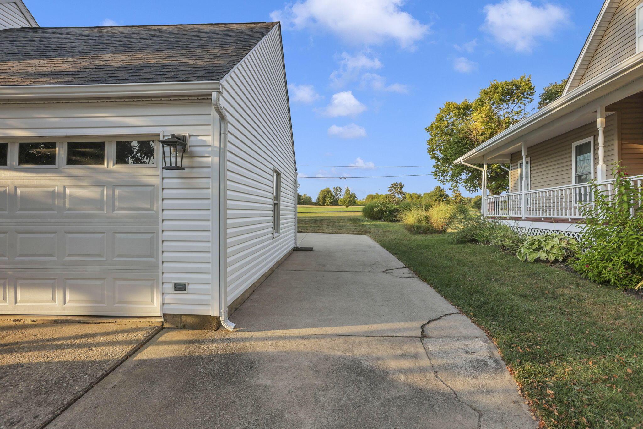 541 Lakeshore Drive E
