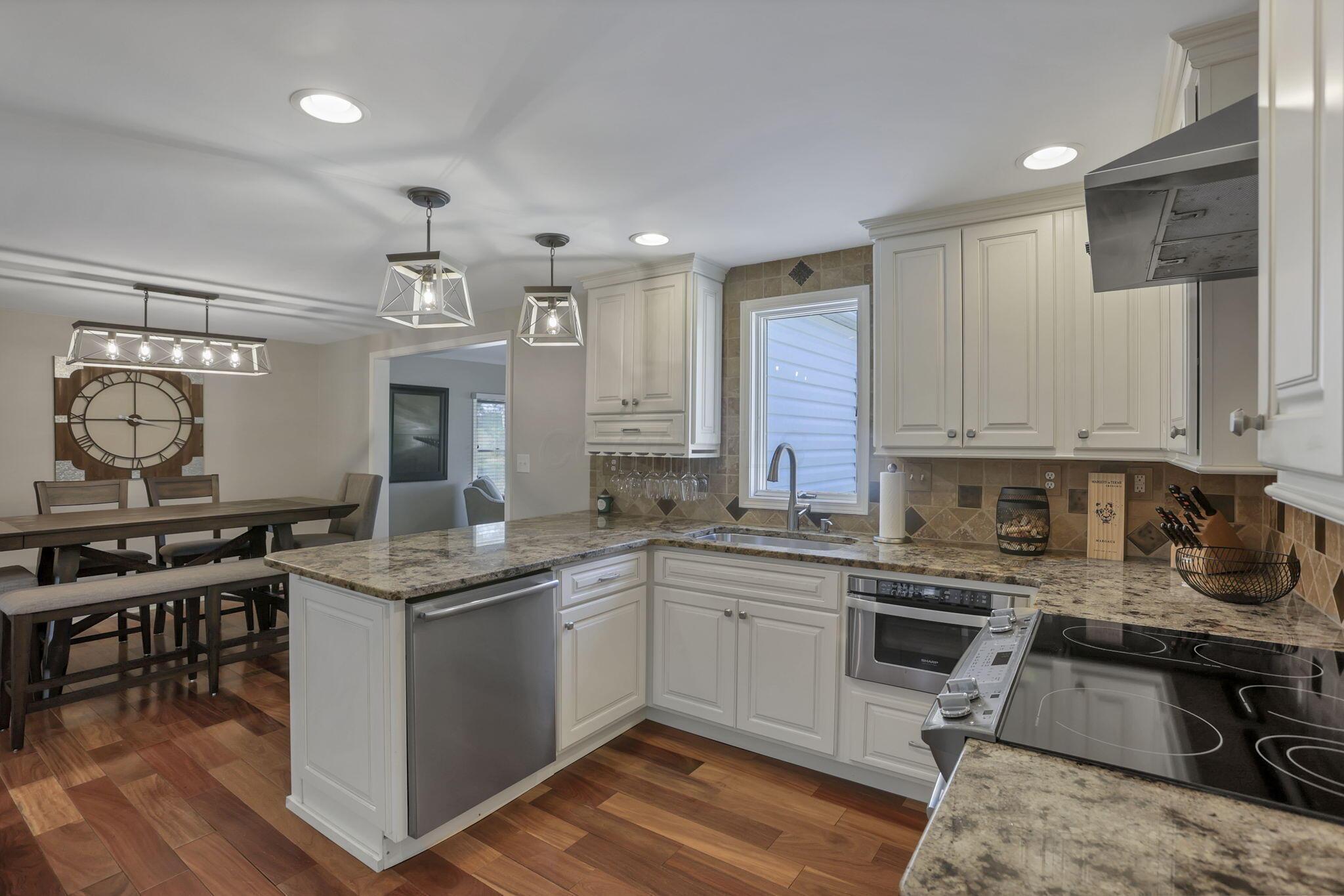 541 Lakeshore Drive E