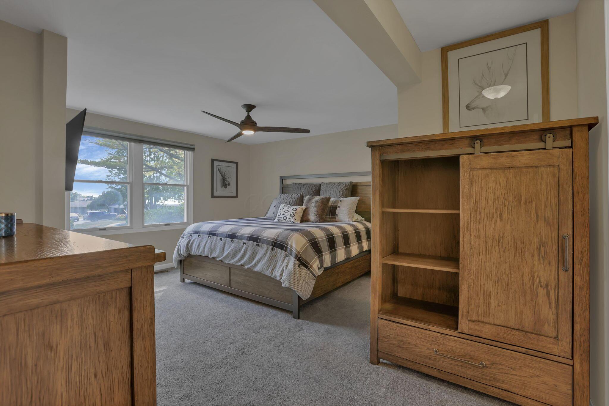 541 Lakeshore Drive E