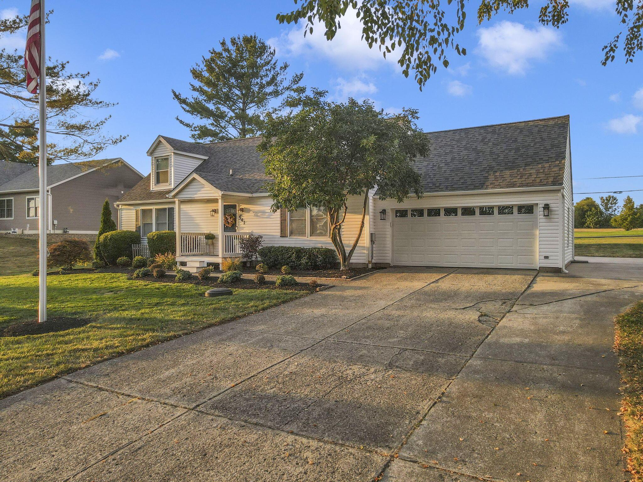 541 Lakeshore Drive E