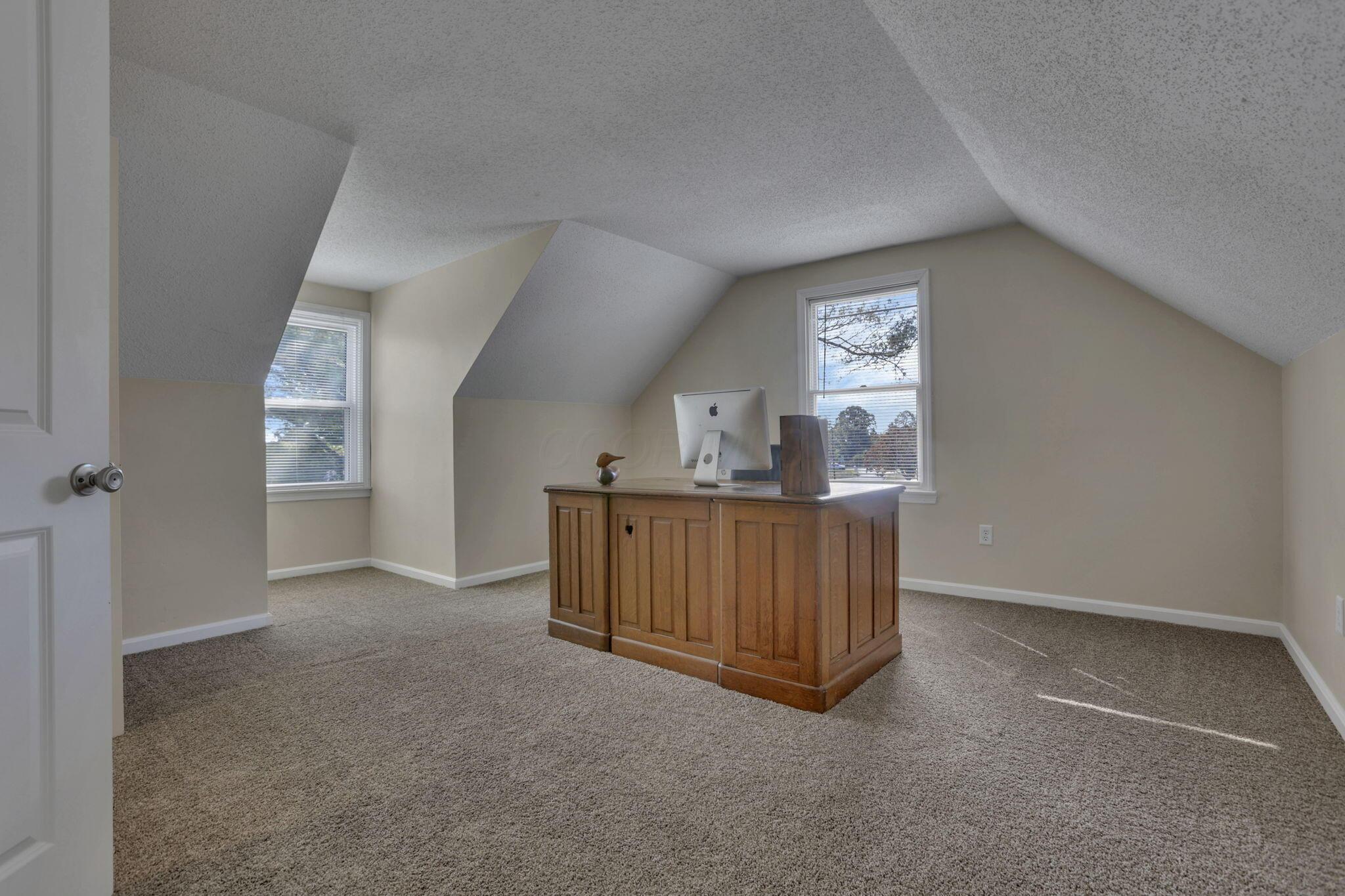 541 Lakeshore Drive E