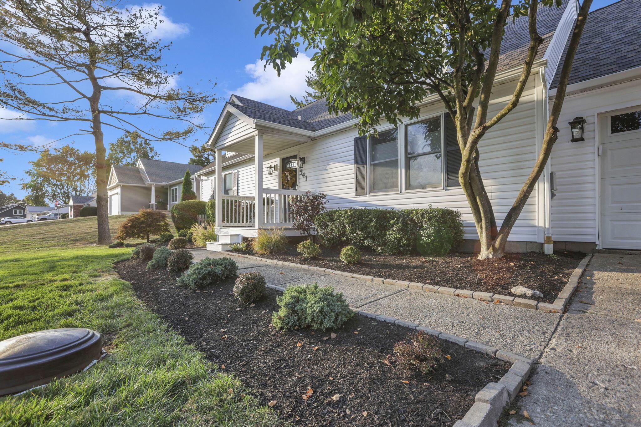 541 Lakeshore Drive E