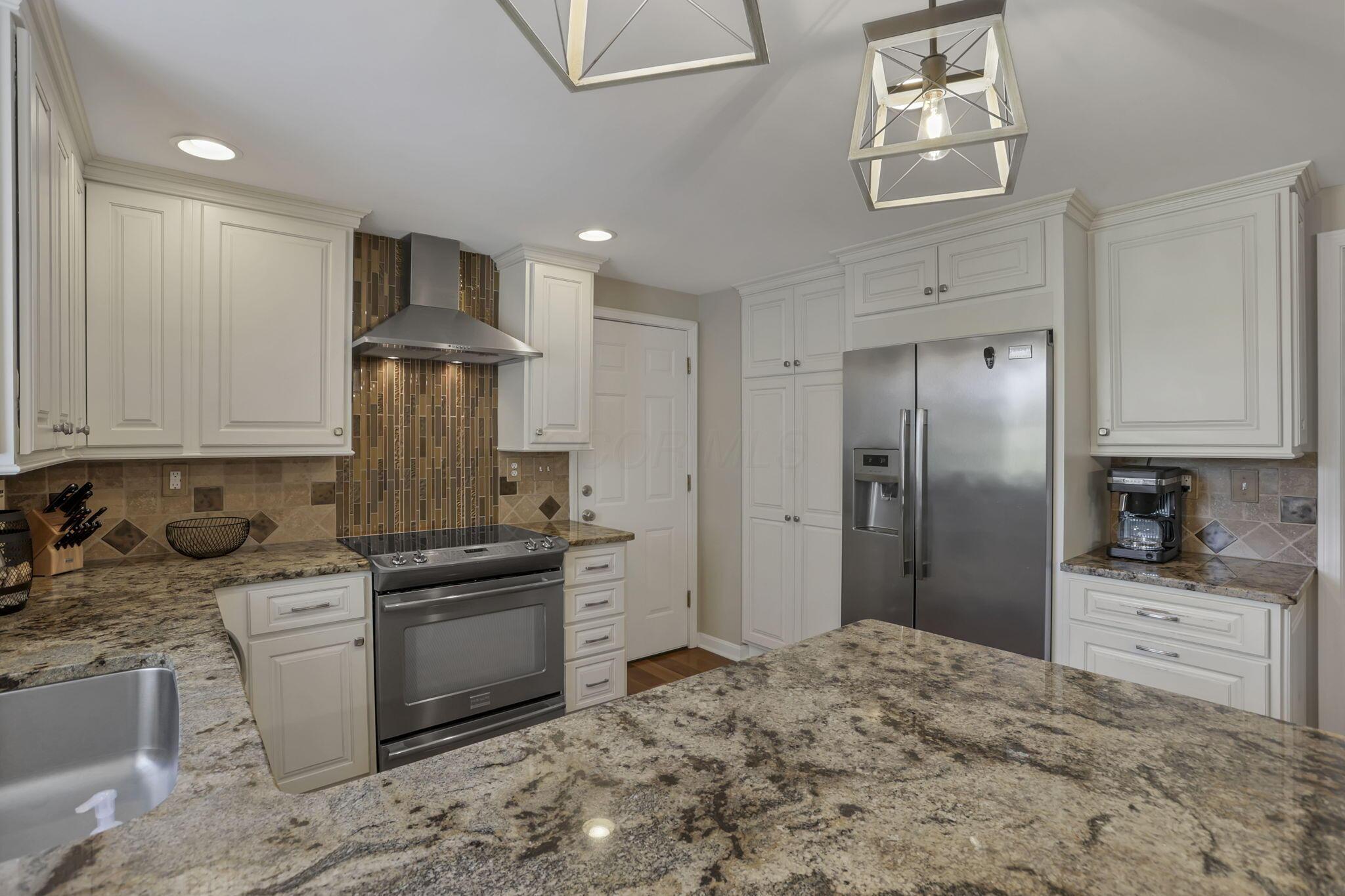 541 Lakeshore Drive E