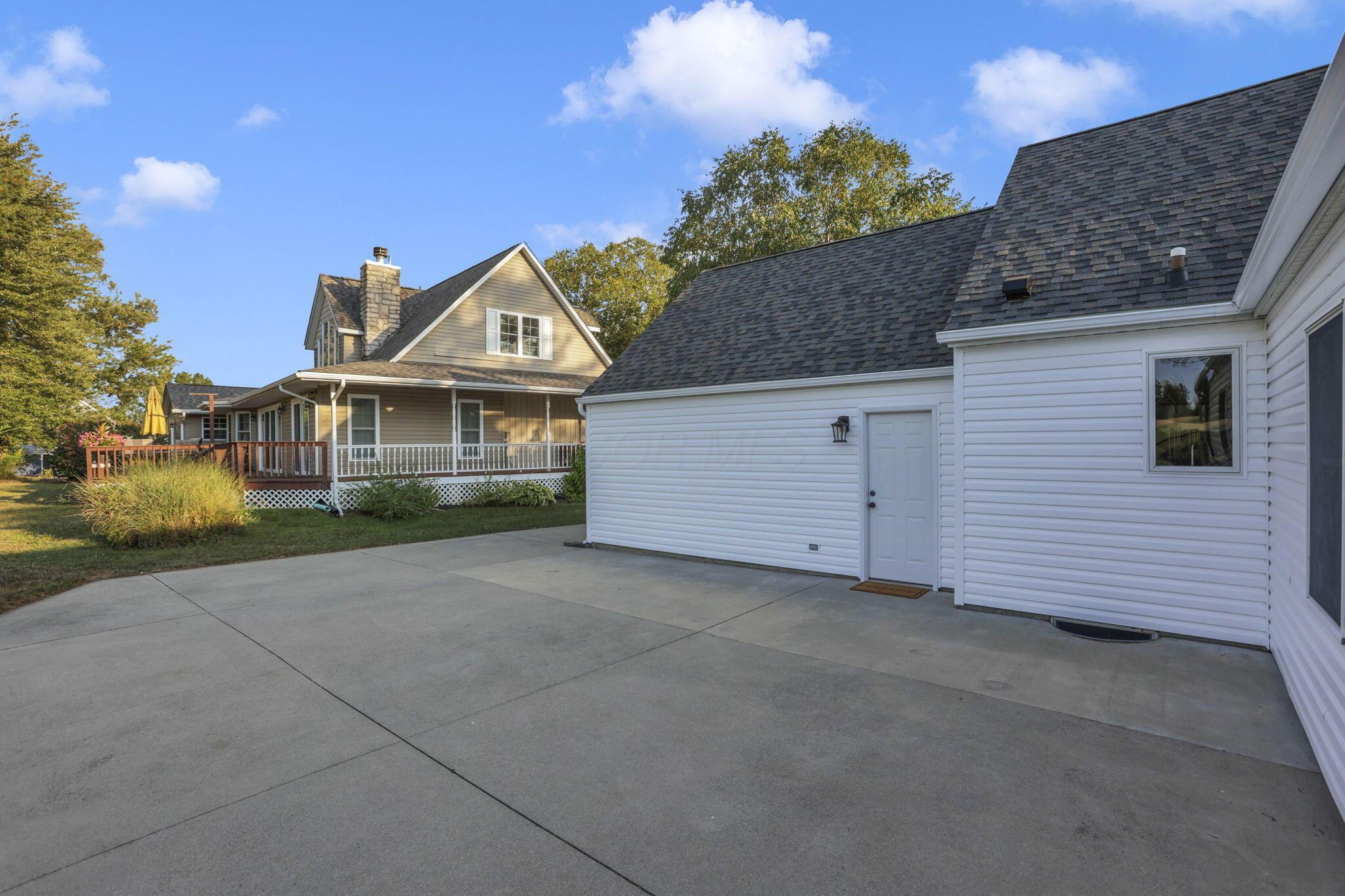 541 Lakeshore Drive E