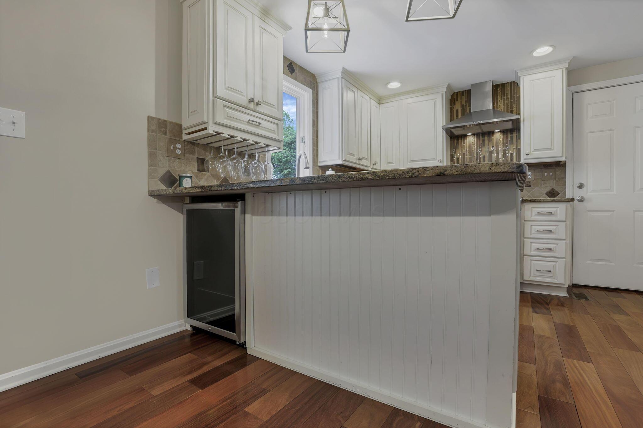 541 Lakeshore Drive E