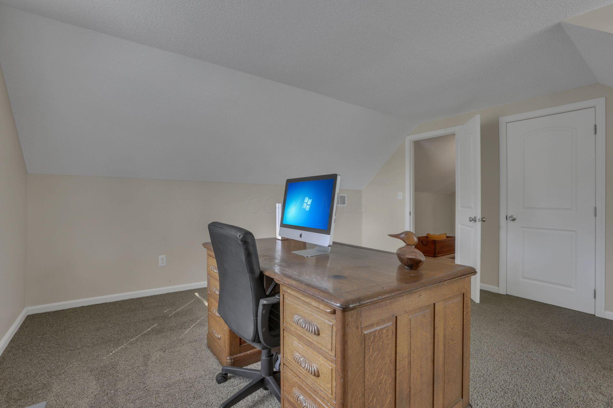 541 Lakeshore Drive E