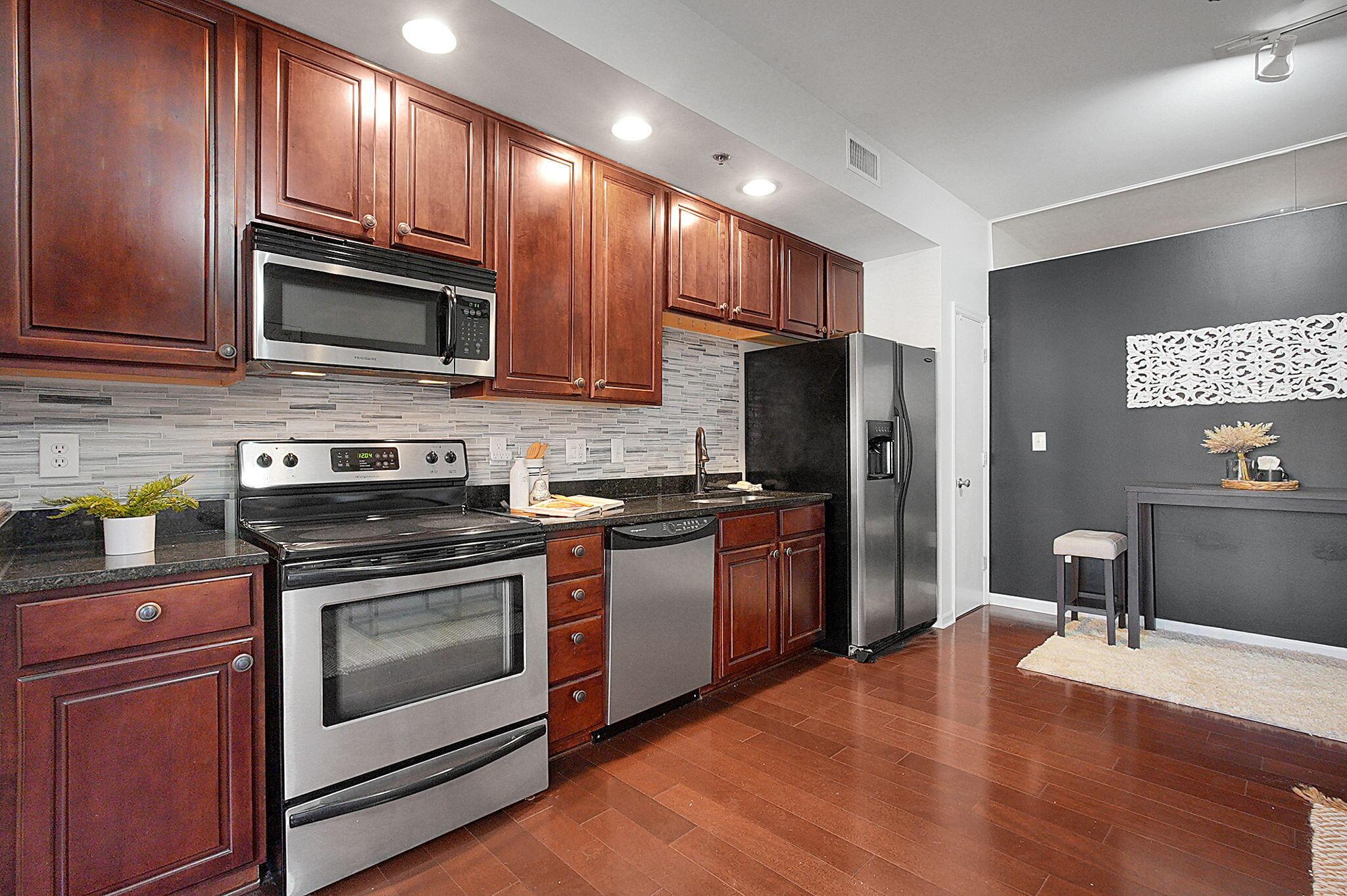 78 E Chestnut Street, 507