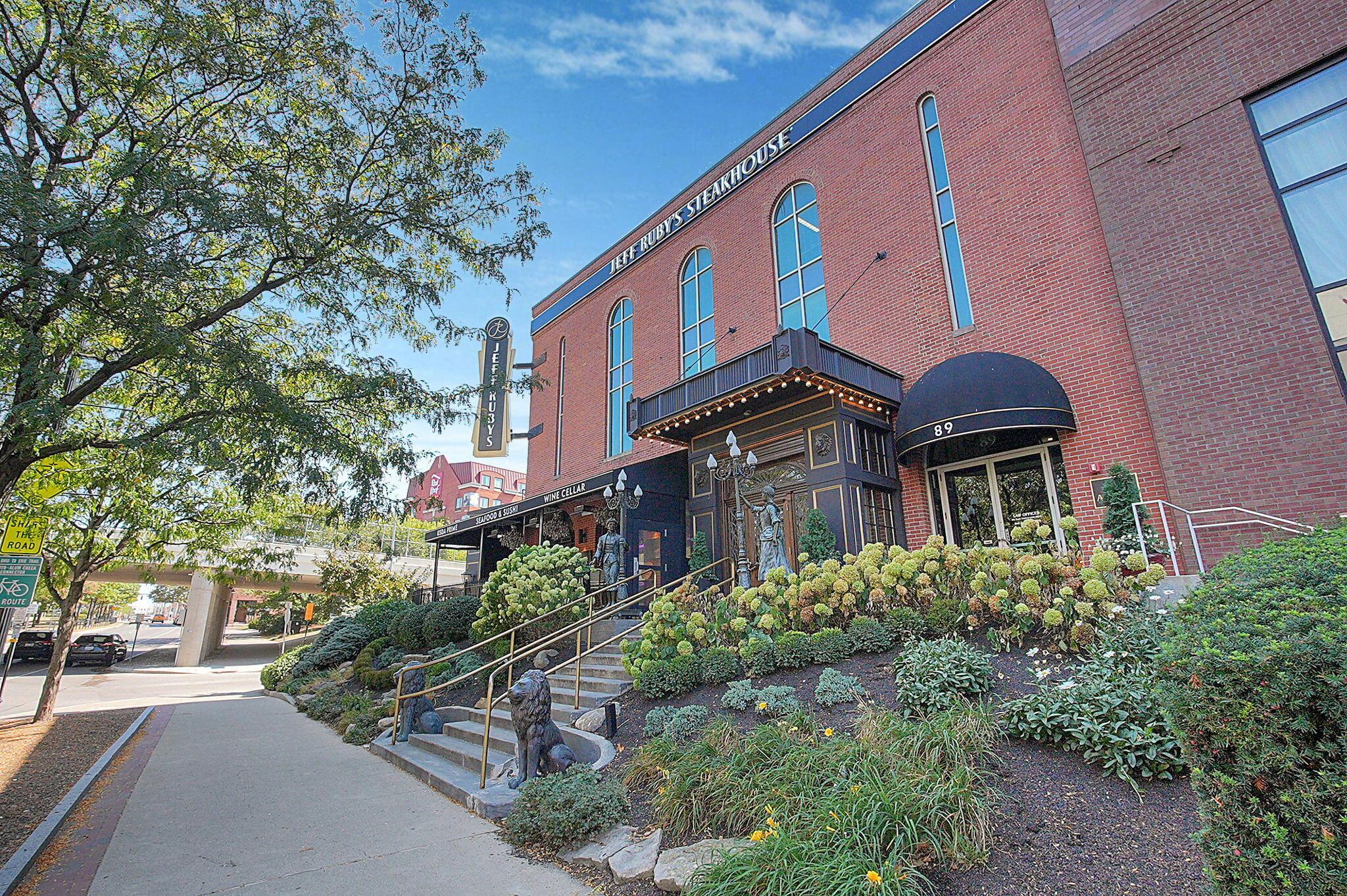 78 E Chestnut Street, 507
