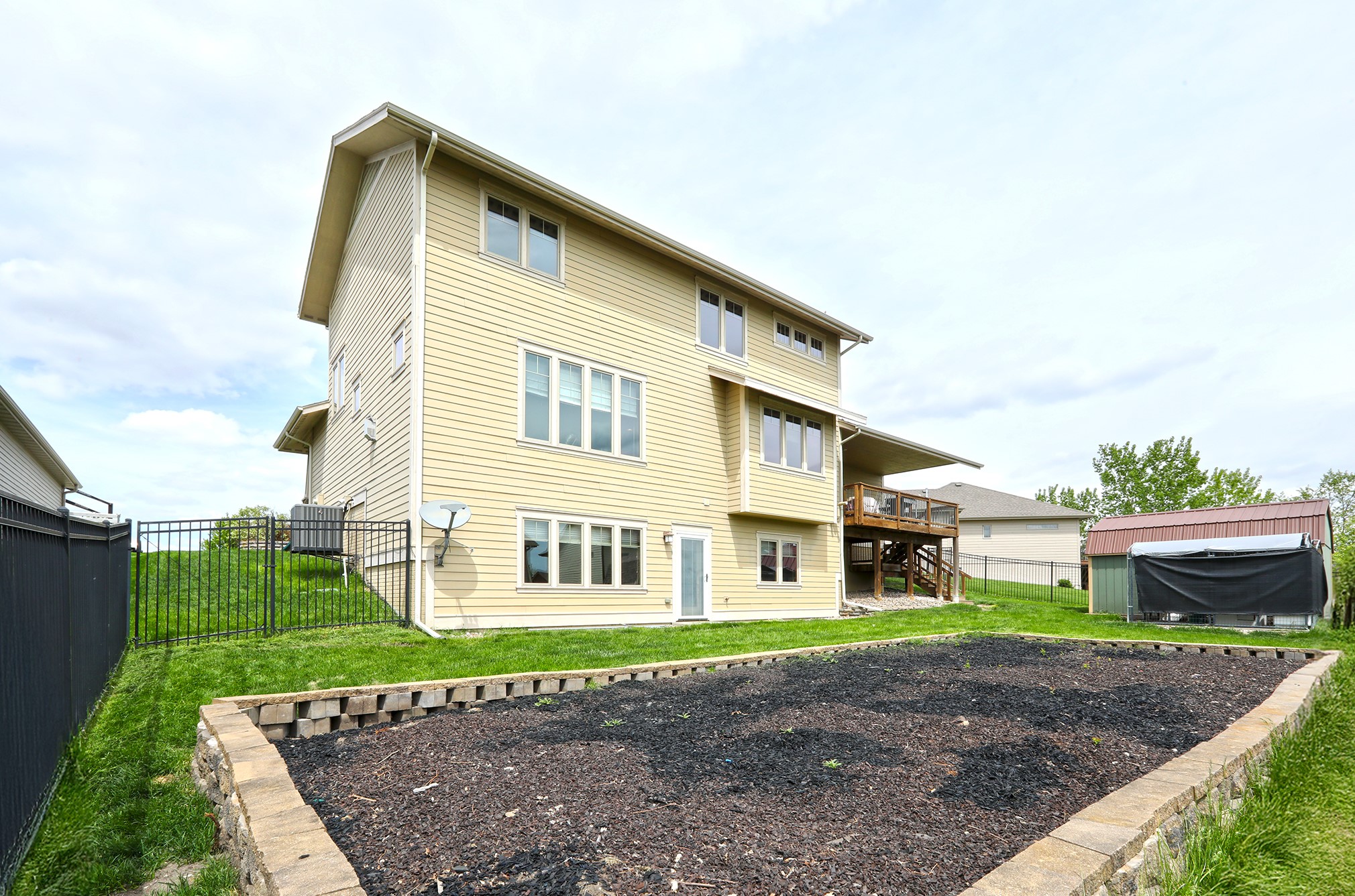 422 Stonegate Court SW