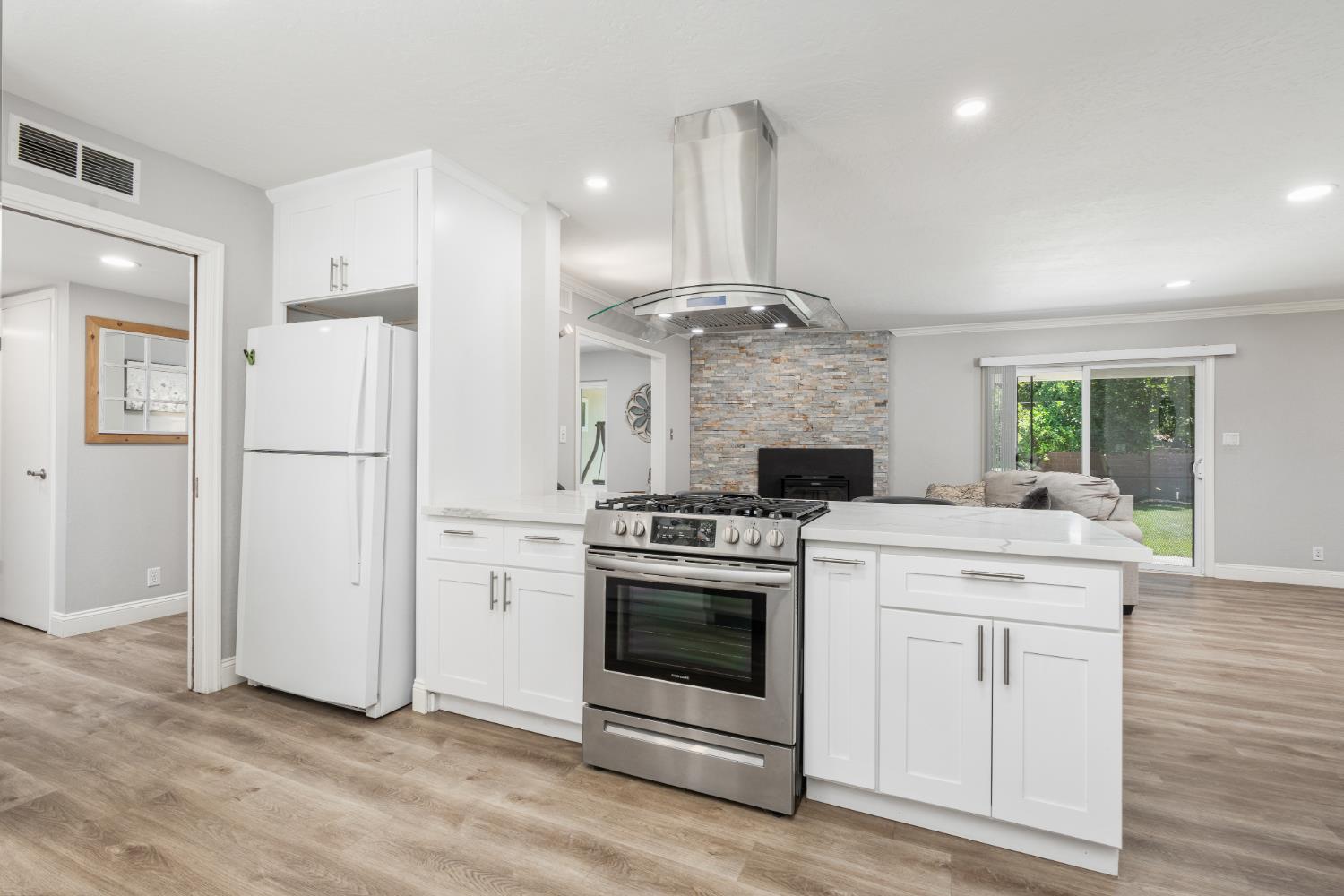 5756 N Bond Street