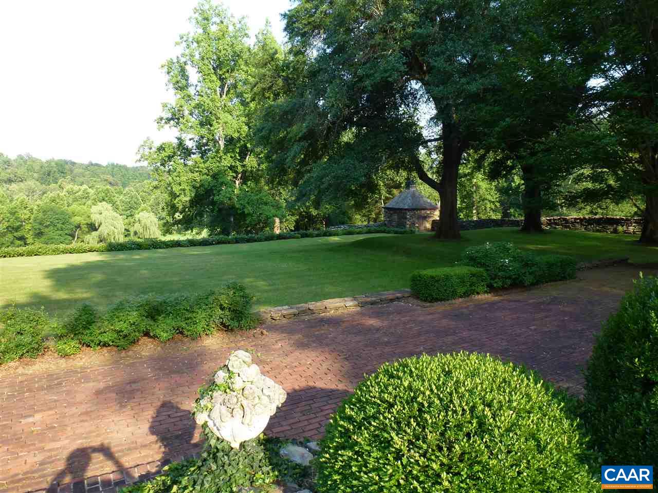 3392 EDGEMONT FARM