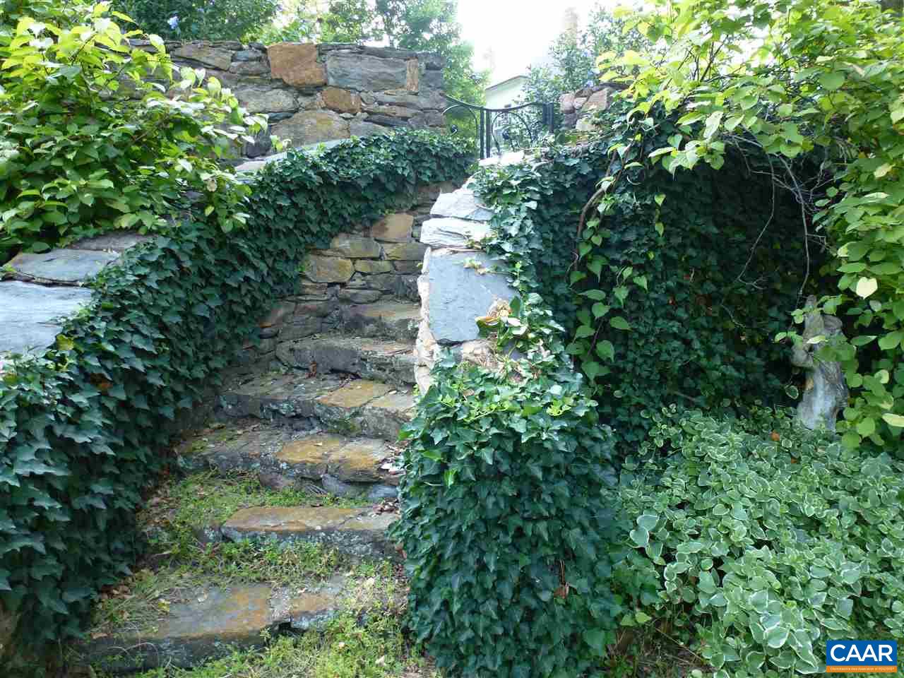 3392 EDGEMONT FARM