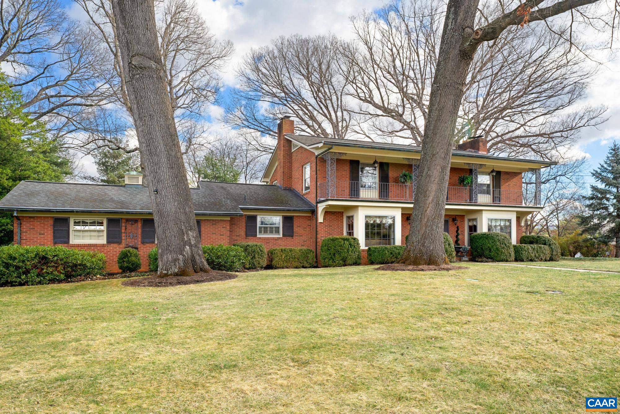1060 FAIRWAY DR