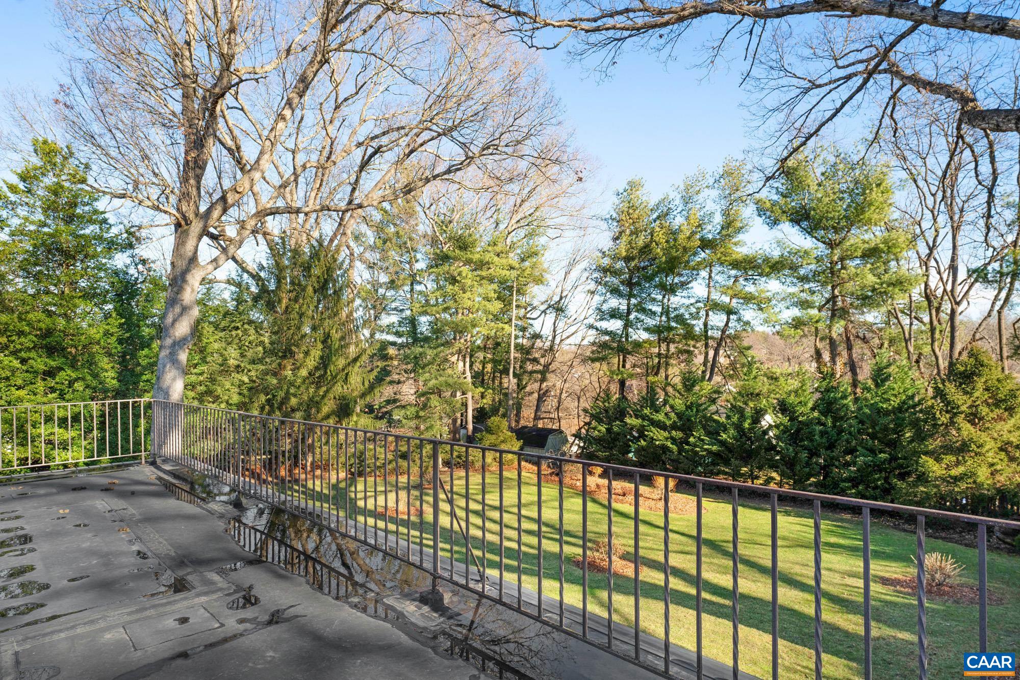 1060 FAIRWAY DR