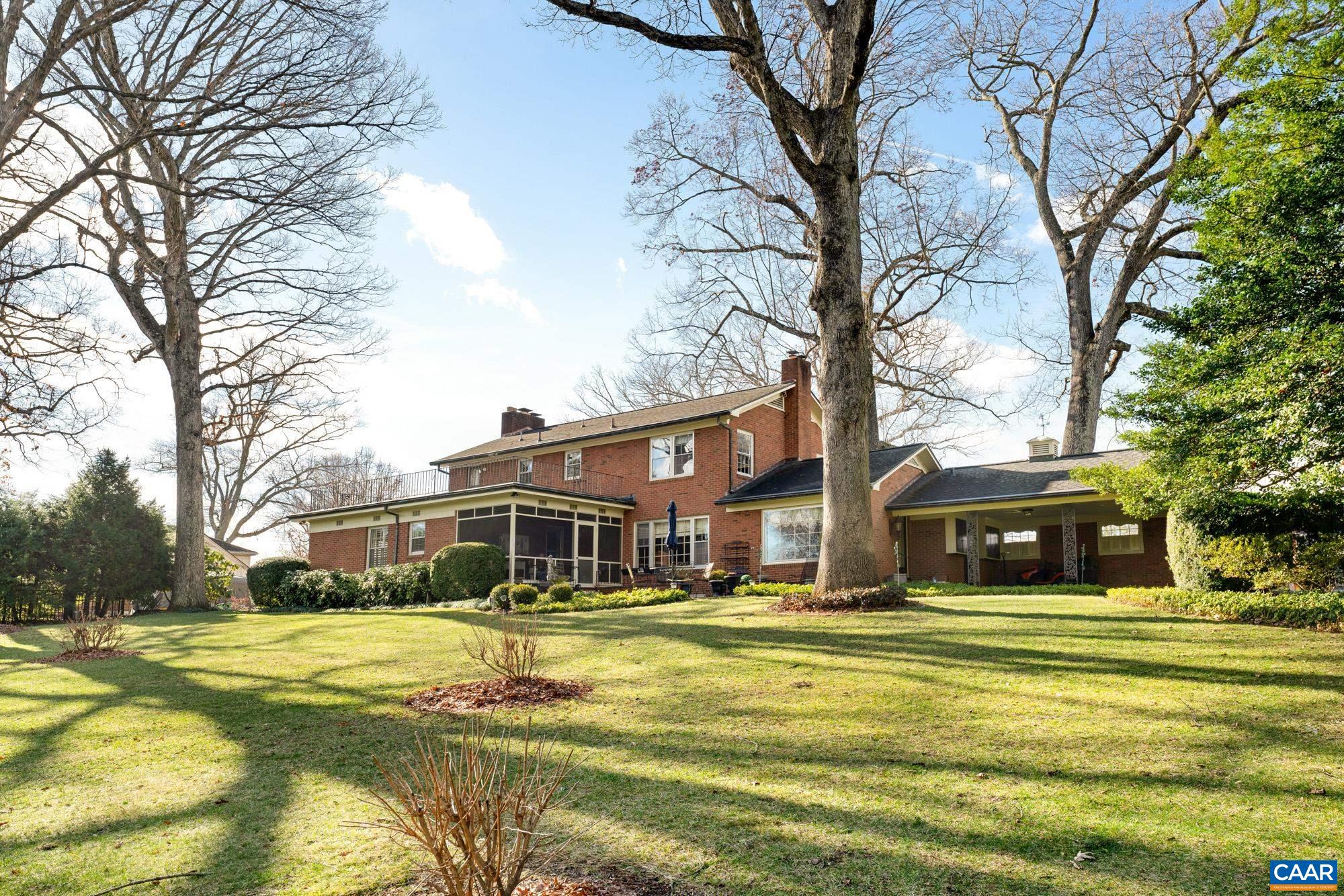 1060 FAIRWAY DR
