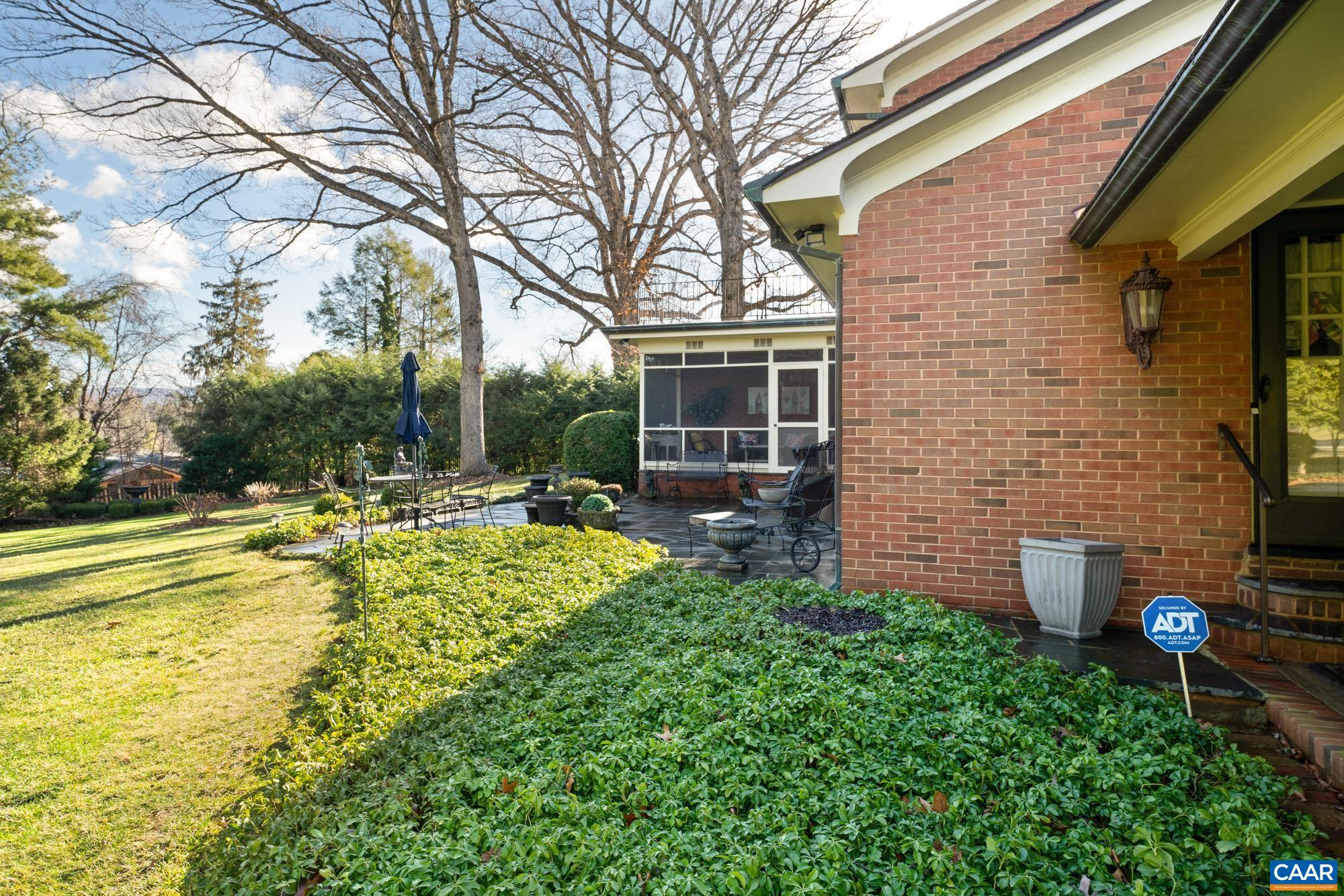 1060 FAIRWAY DR