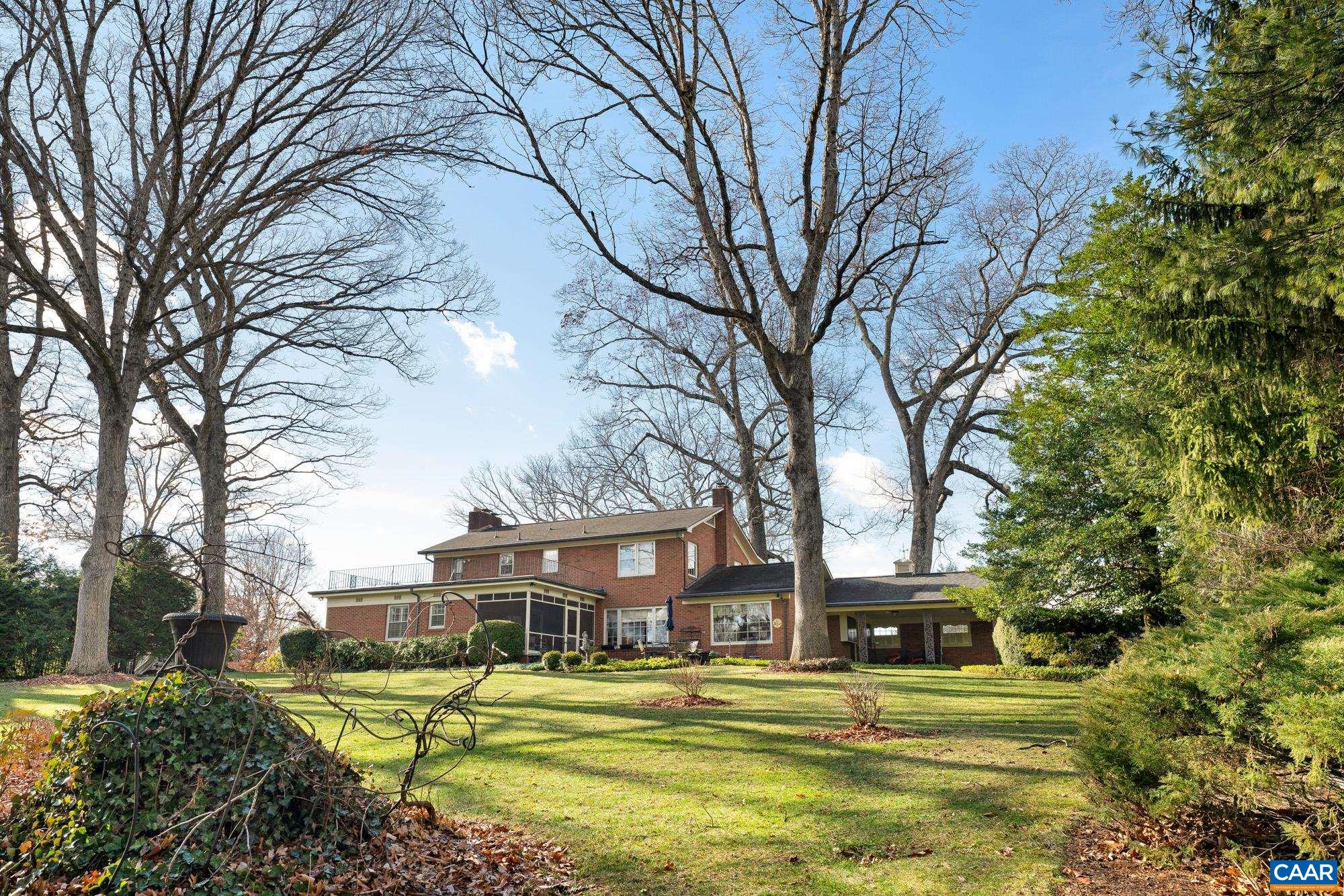 1060 FAIRWAY DR