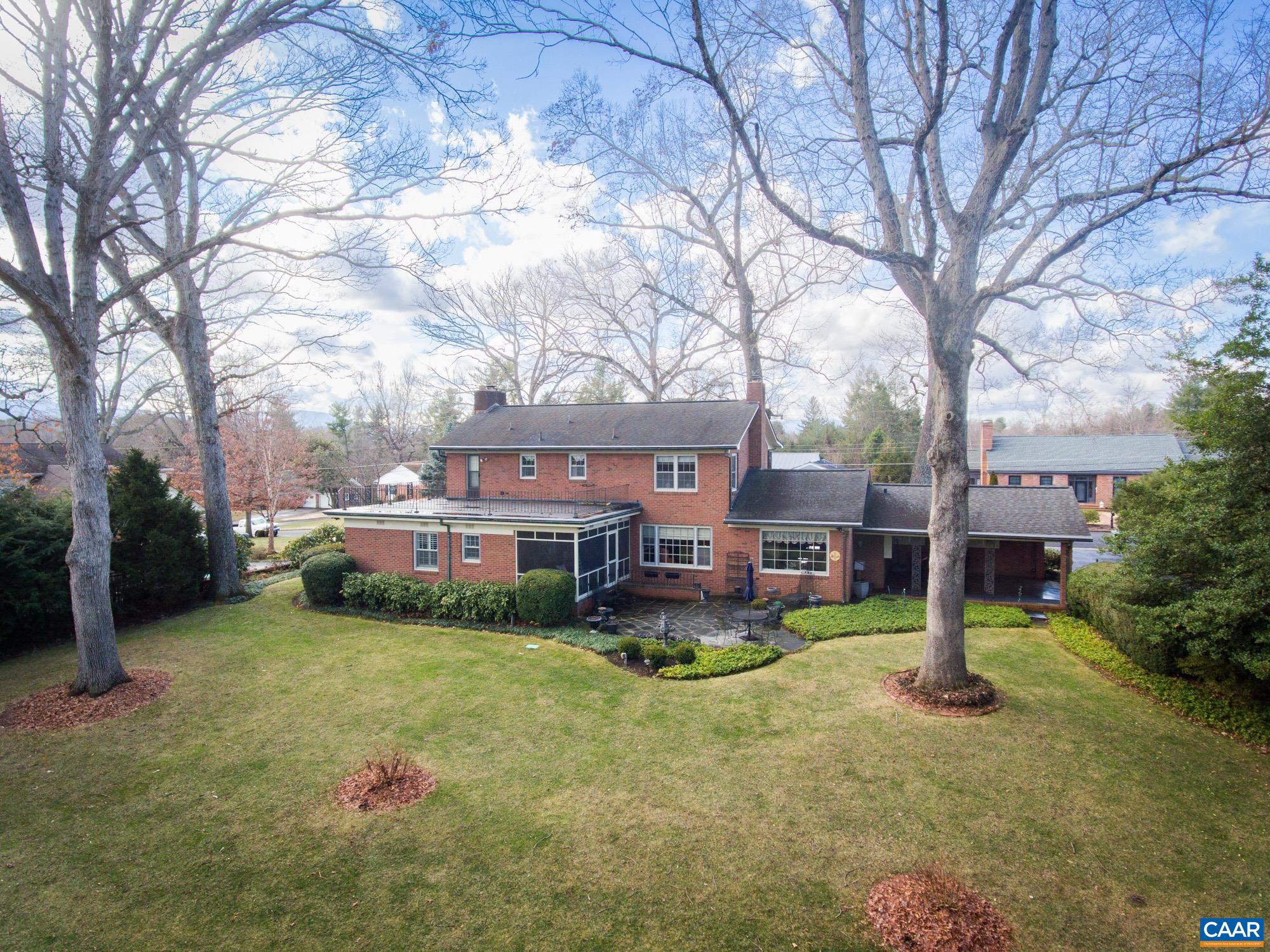 1060 FAIRWAY DR
