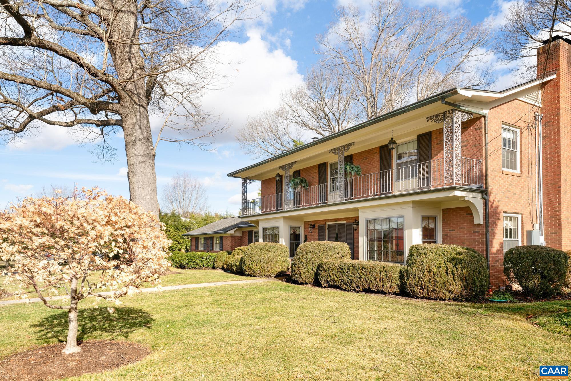 1060 FAIRWAY DR