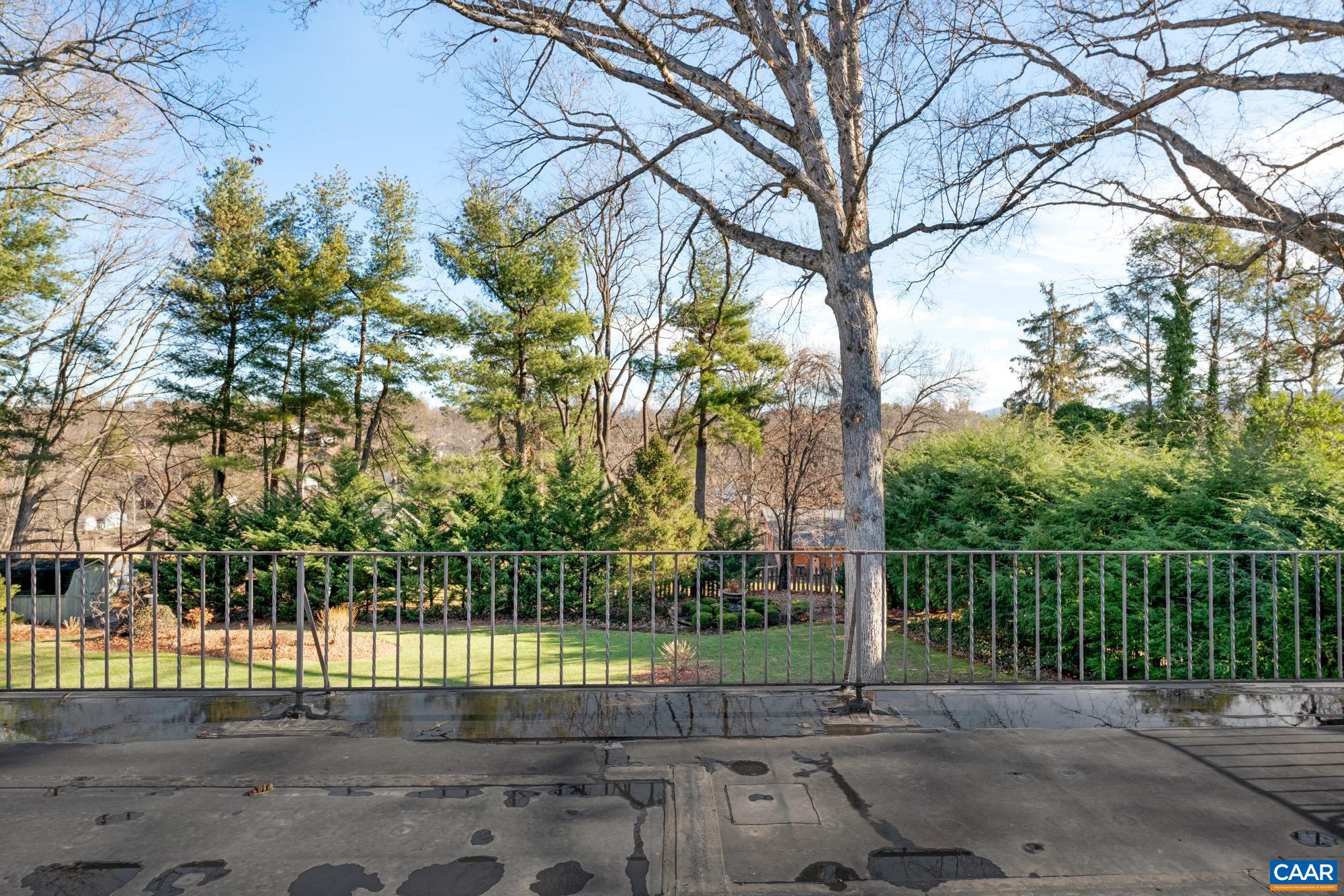 1060 FAIRWAY DR