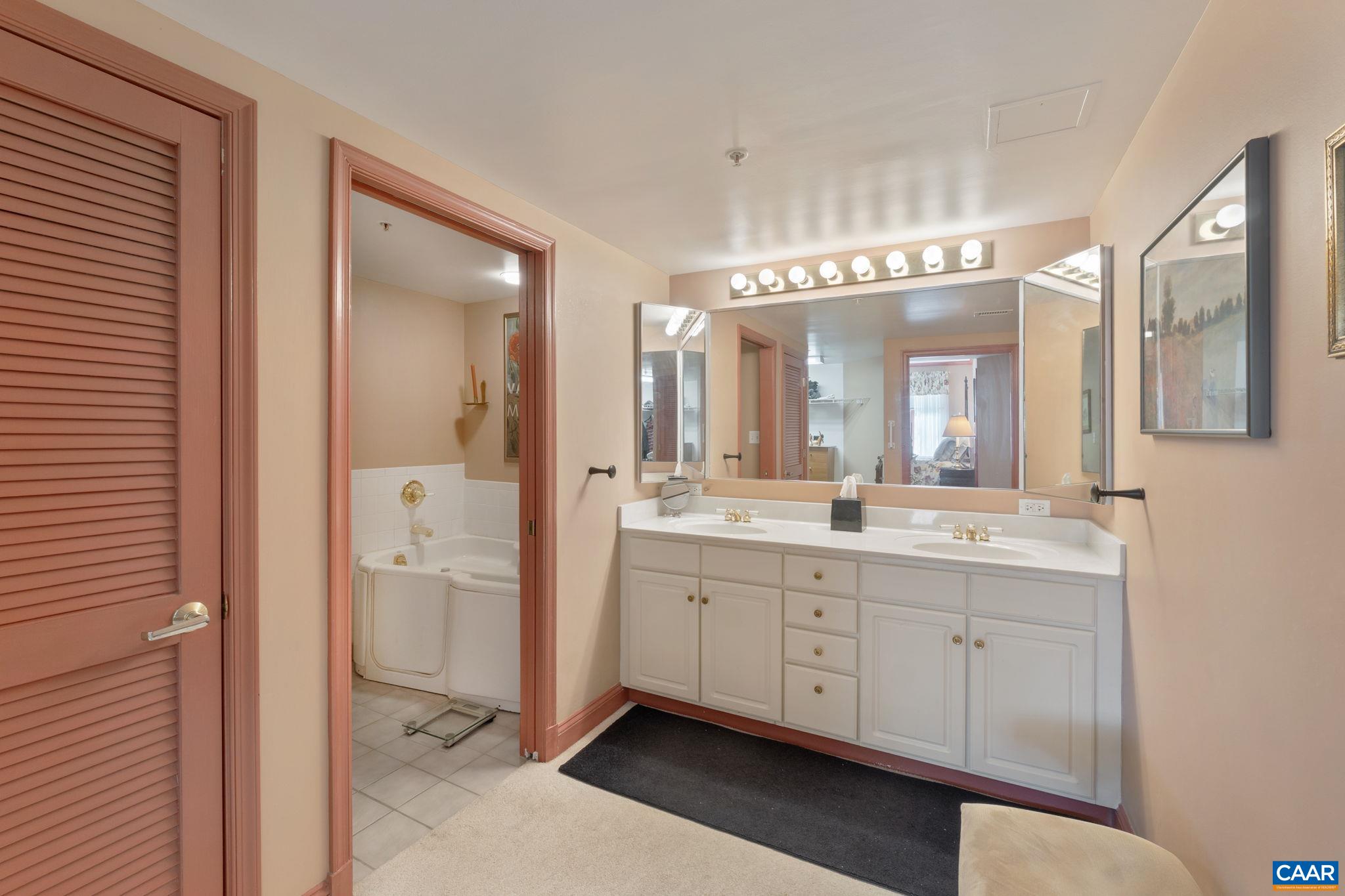 500 CRESTWOOD DR Unit: 2207