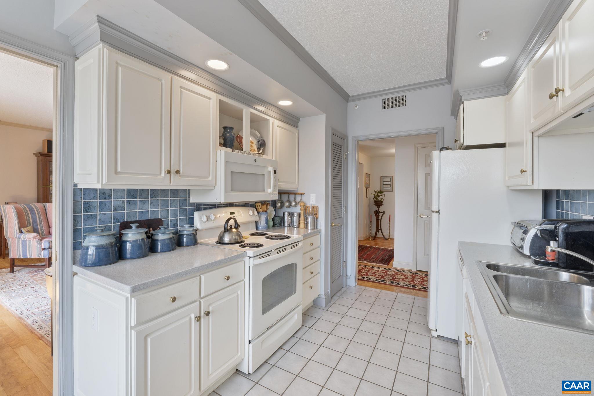 500 CRESTWOOD DR Unit: 2207