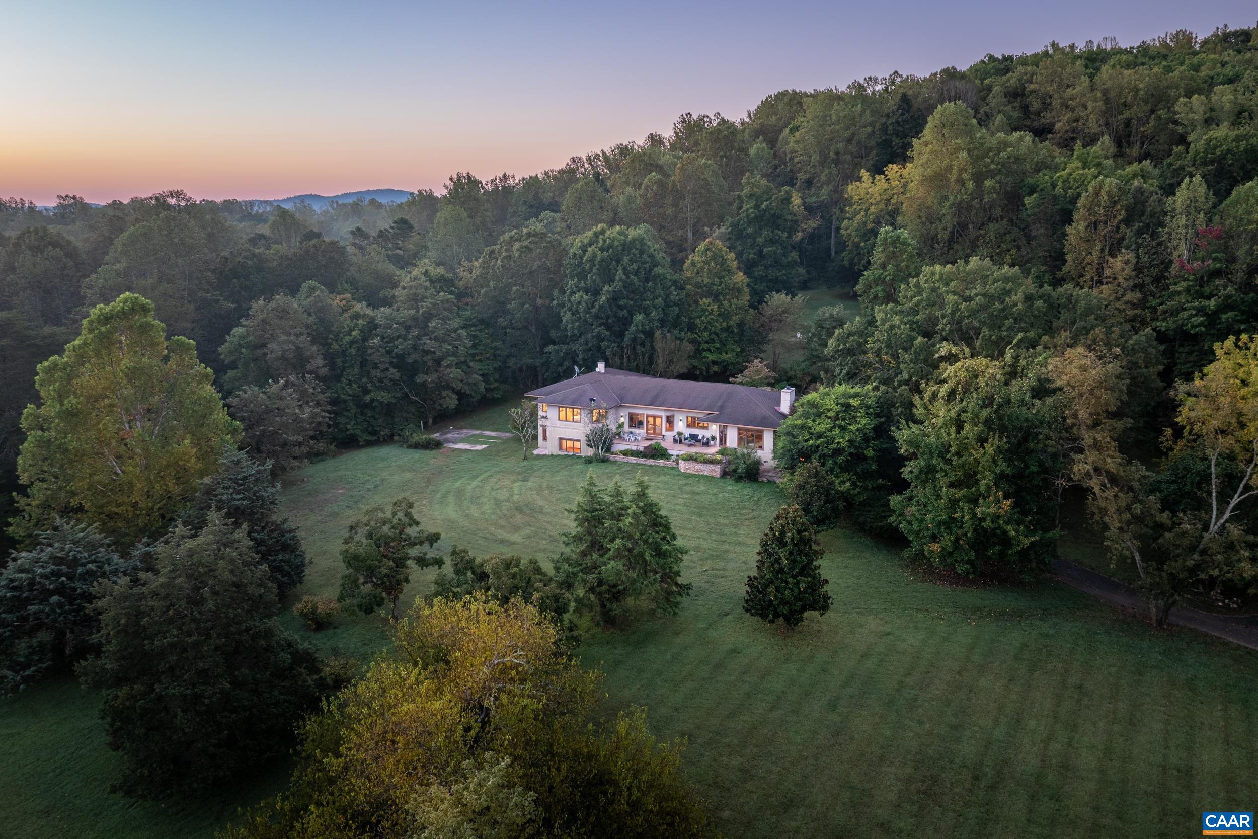 6585 FOXCLIFF LN