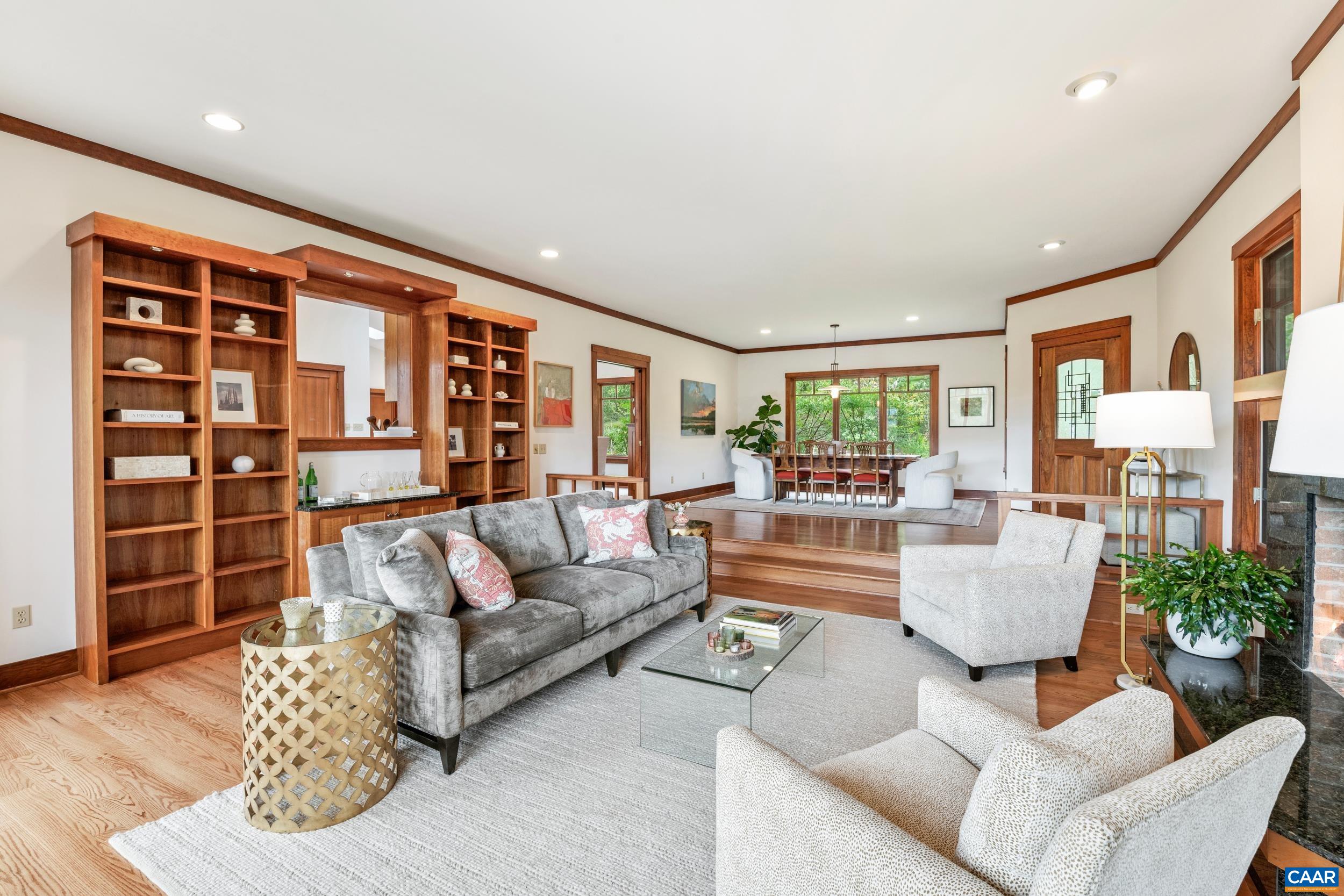 6585 FOXCLIFF LN