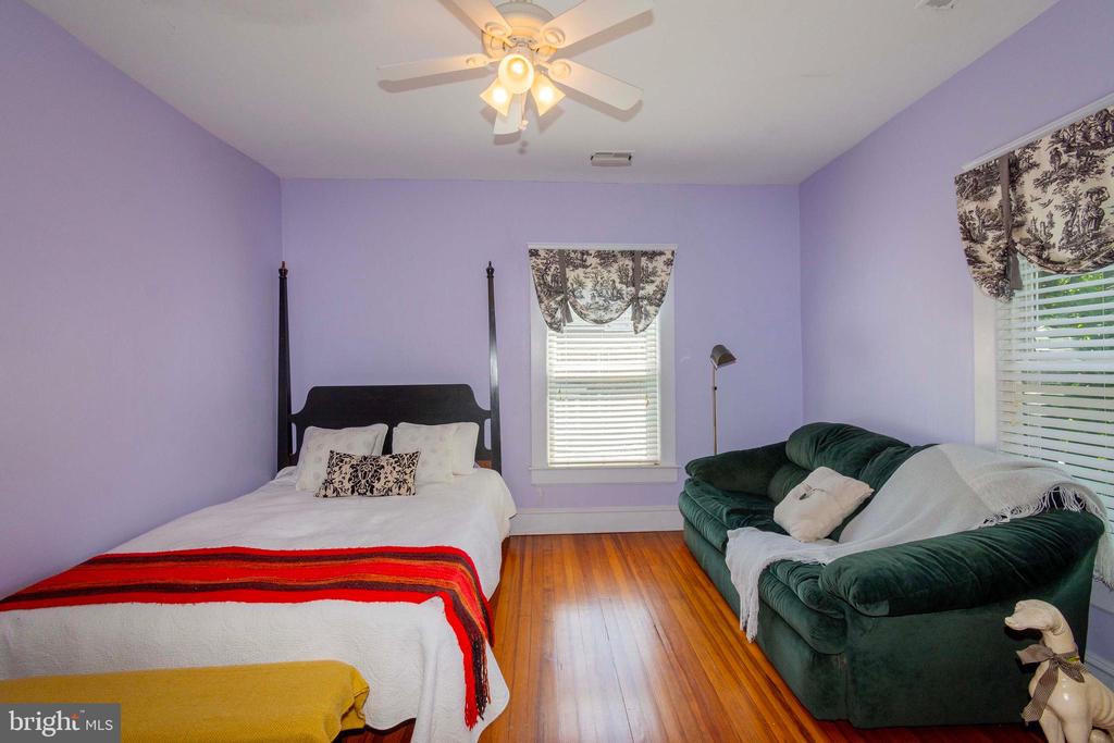 219 E MAIN ST E