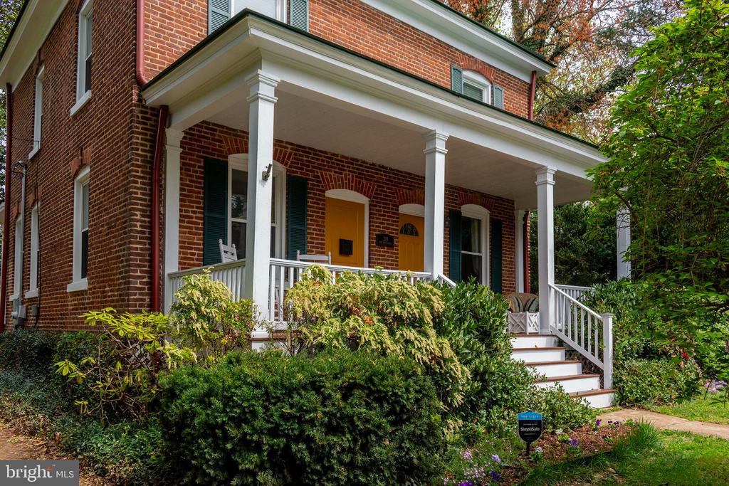 219 E MAIN ST E