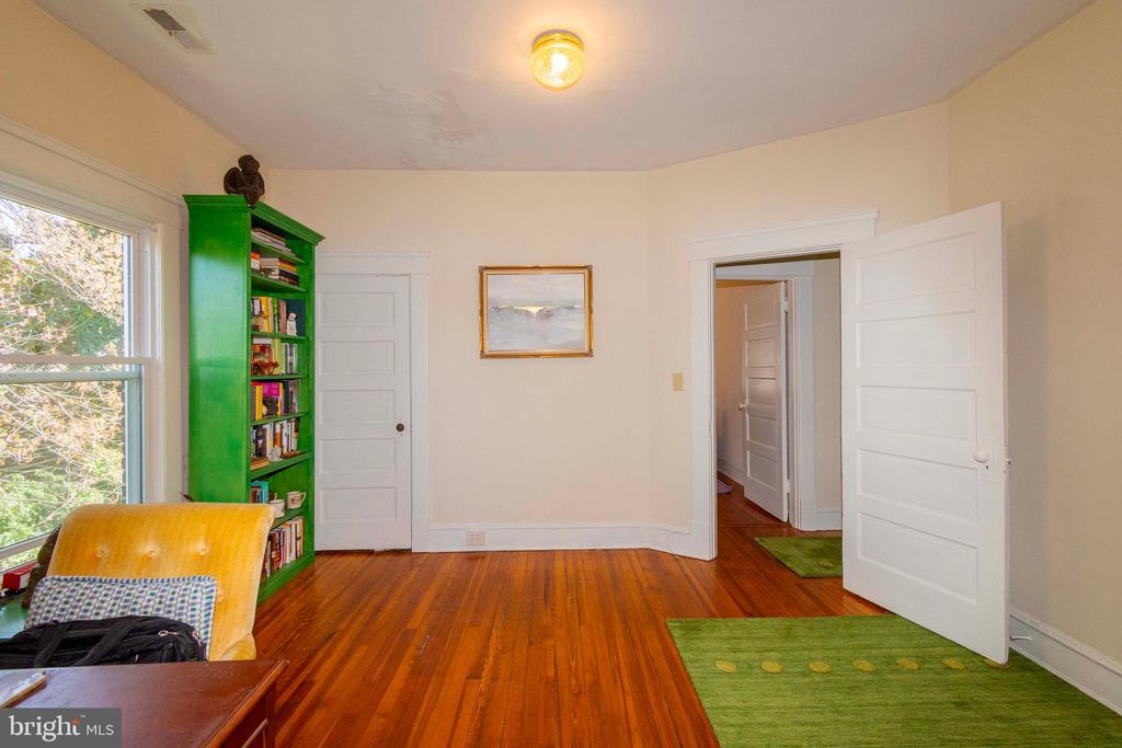 219 E MAIN ST E