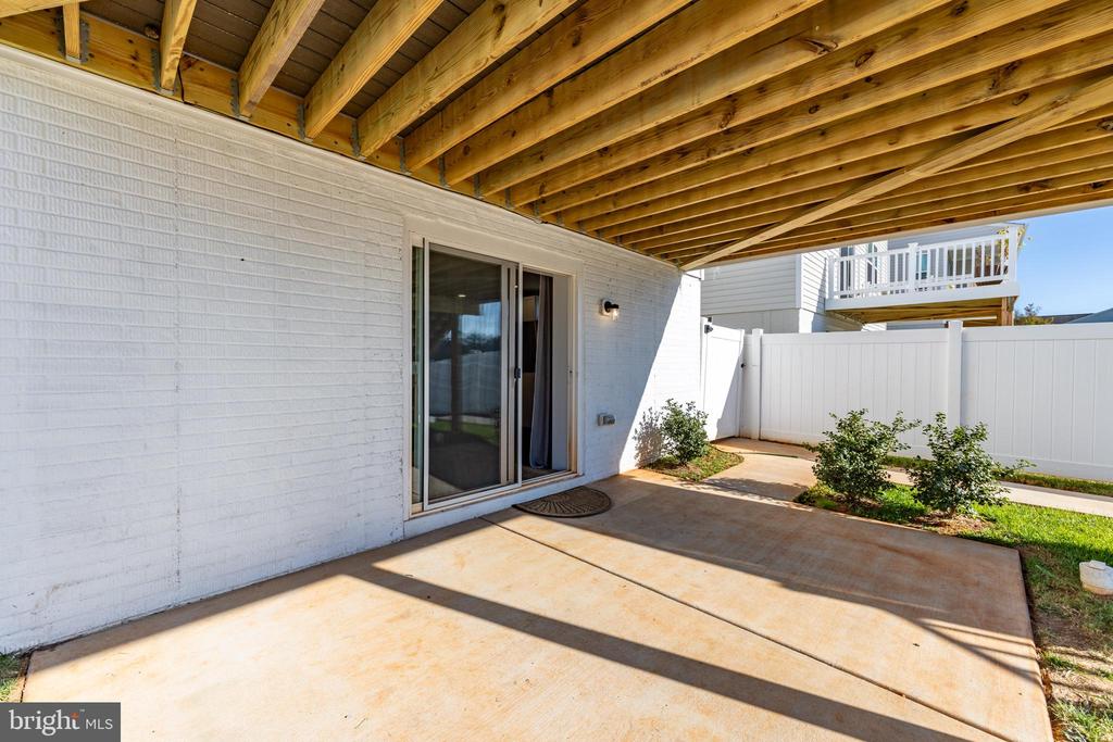 412 MEADOWS DR