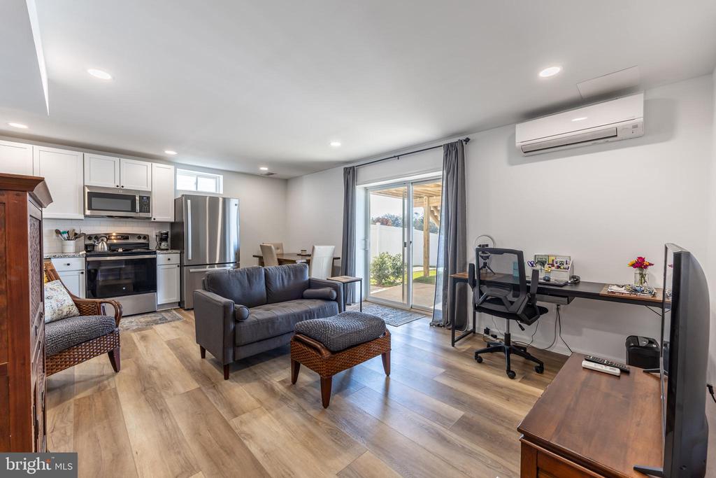 412 MEADOWS DR