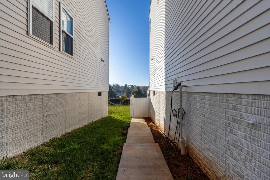 412 MEADOWS DR
