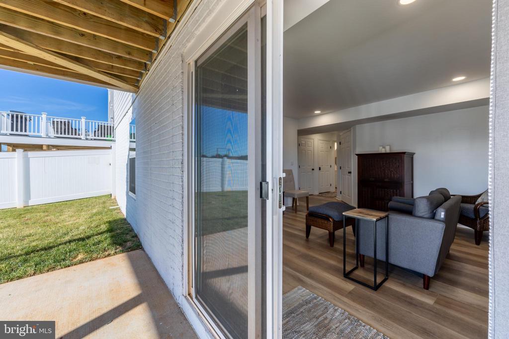 412 MEADOWS DR
