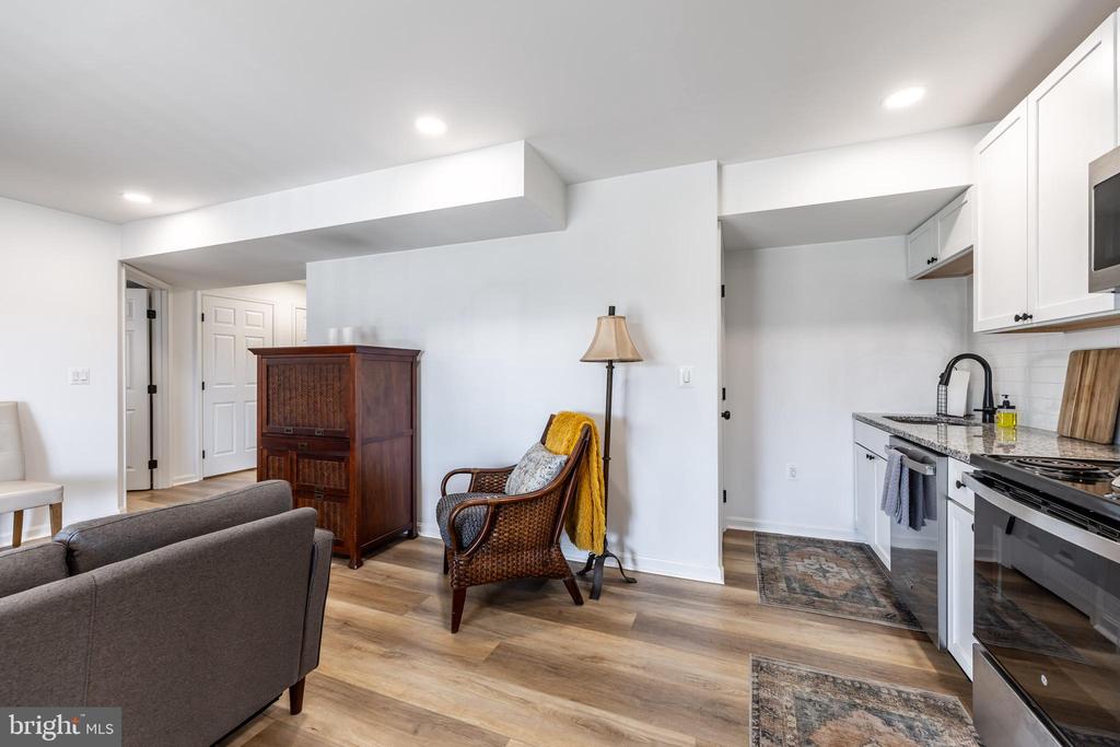412 MEADOWS DR