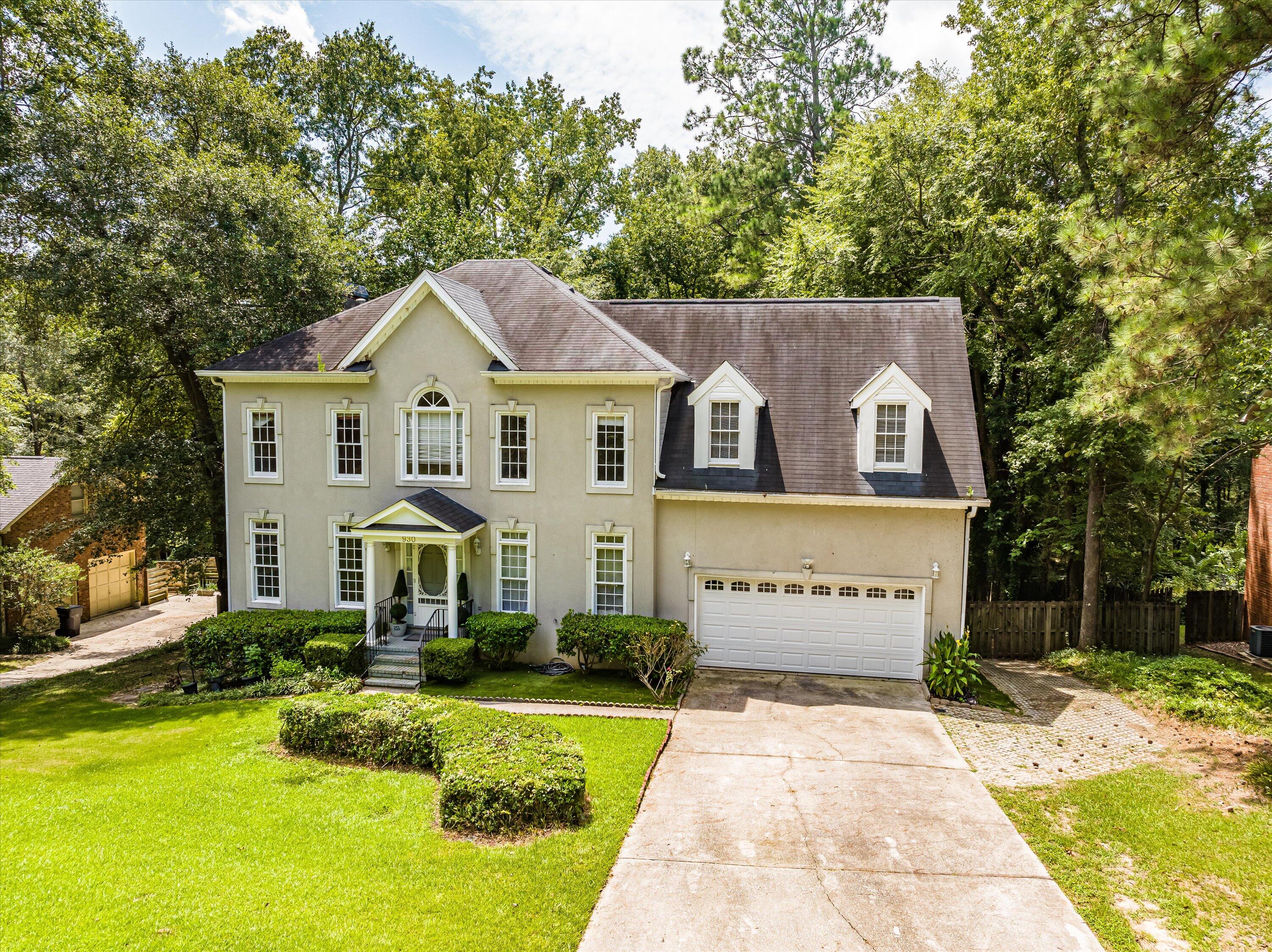 930 DEERCREST Circle