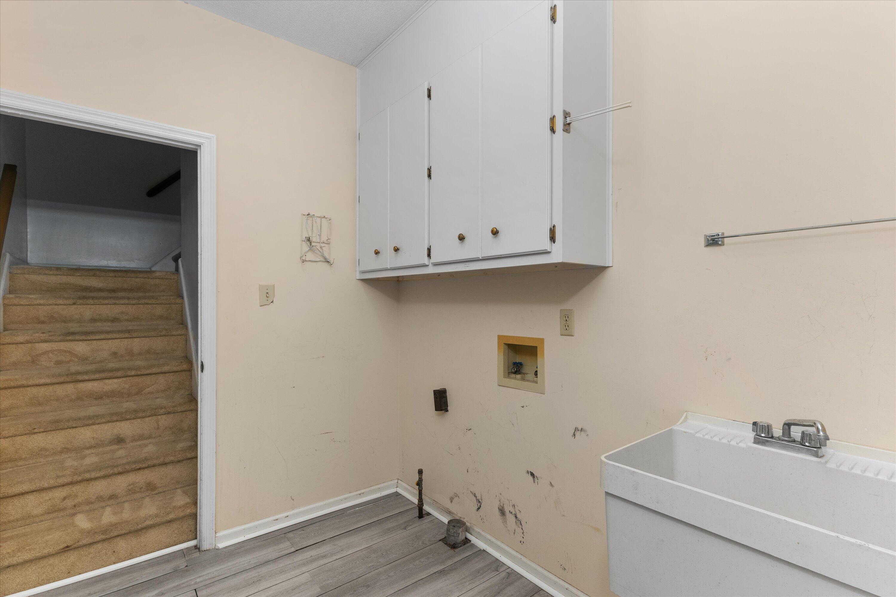 930 DEERCREST Circle